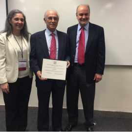 Sergio Bitar, miembro del Consejo Asesor de IDEA Internacional, recibe el premio "Guillermo O'Donnell Democracy Award and Lectureship" otorgado por la Latin American Studies Association (LASA) en Lima, Perú, el 29 de abril de 2017. En la foto, el Sr. Bitar junto con miembros del comité de selección, Prof. Gabriela Ippolito-O'Donnell y Prof. Kevin Midlebrook. Crédito foto: LASA.
