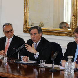 De izquierda a derecha Dr. Daniel Zovatto, Director Regional de IDEA Internacional para América Latina y el Caribe, Embajador Carlos Appelgren, Director General Consular del Ministerio de Relaciones Exteriores de Chile, Sr Alfredo Tapia, integrante de la Unidad del Voto del Ministerio de Relaciones Exteriores de Chile (Crédito foto: Andrea Soto).