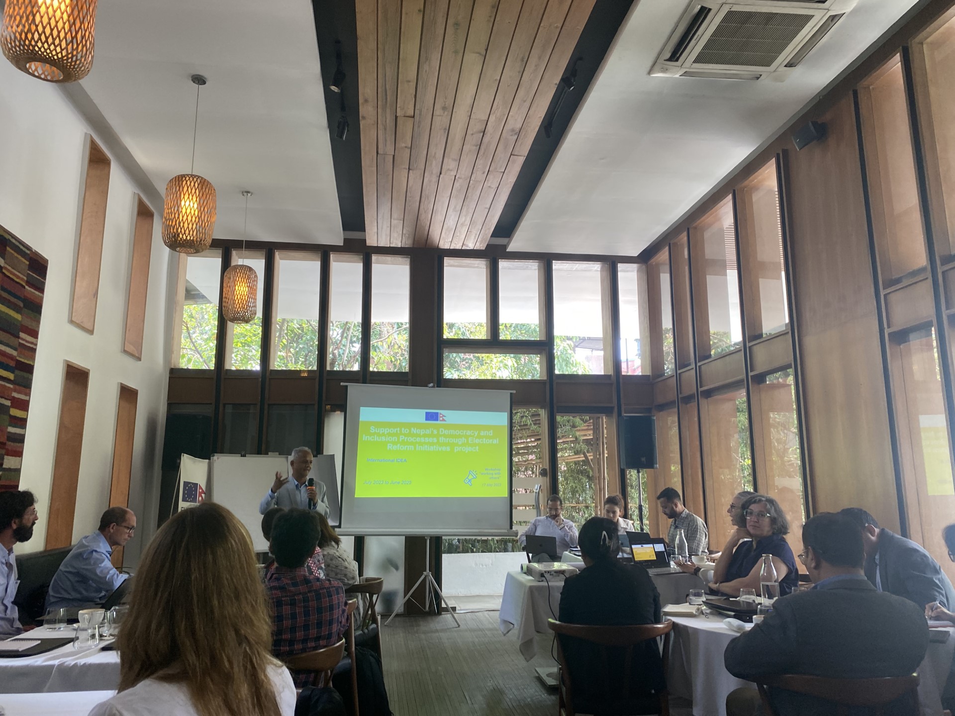 Asesor sénior de programas y políticas presentando el proyecto en un taller de la UE