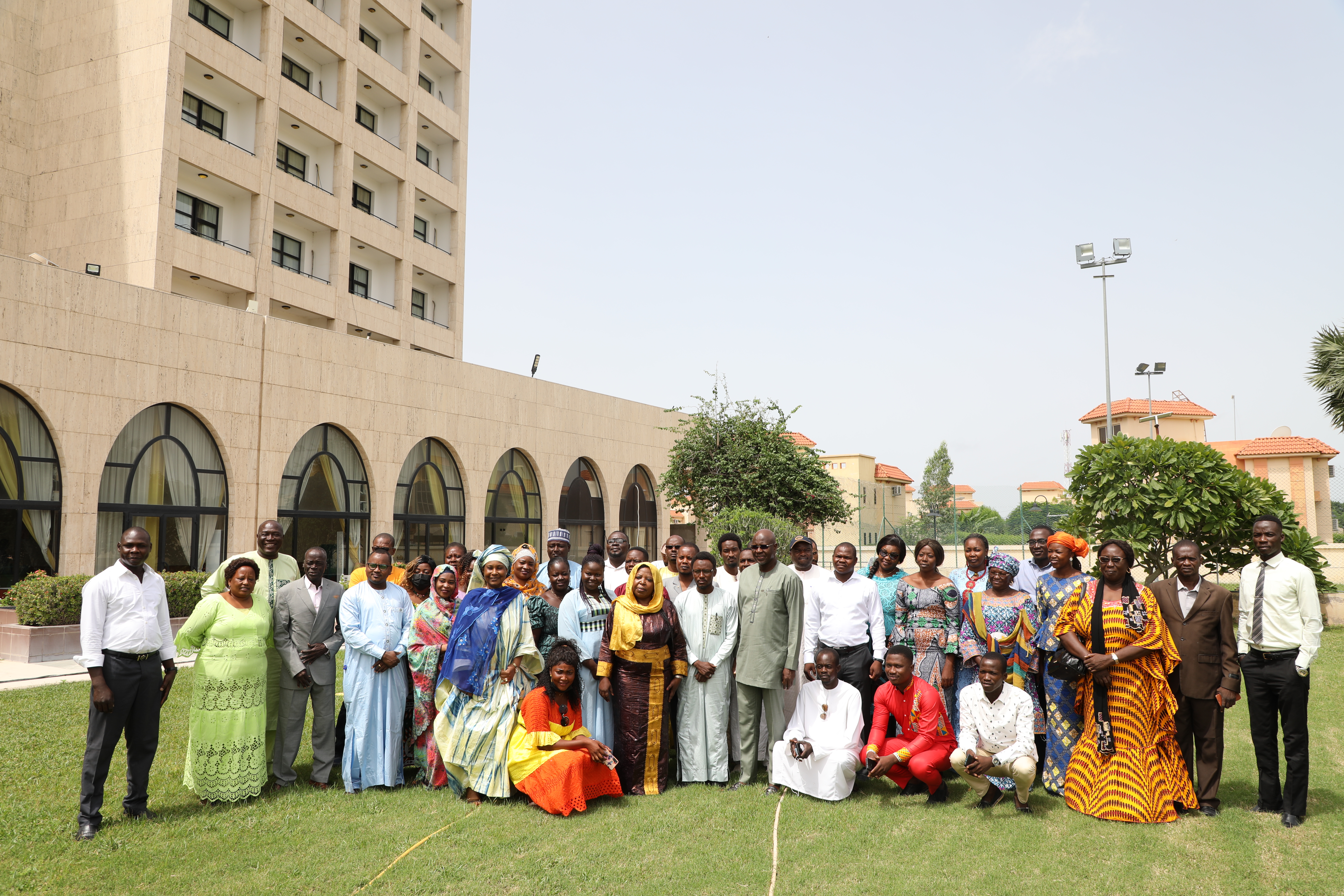 Foto de grupo de los asistentes después de un taller de BRIDGE sobre reformas constitucionales y electorales celebrado en septiembre de 2023 en Yamena, Chad.