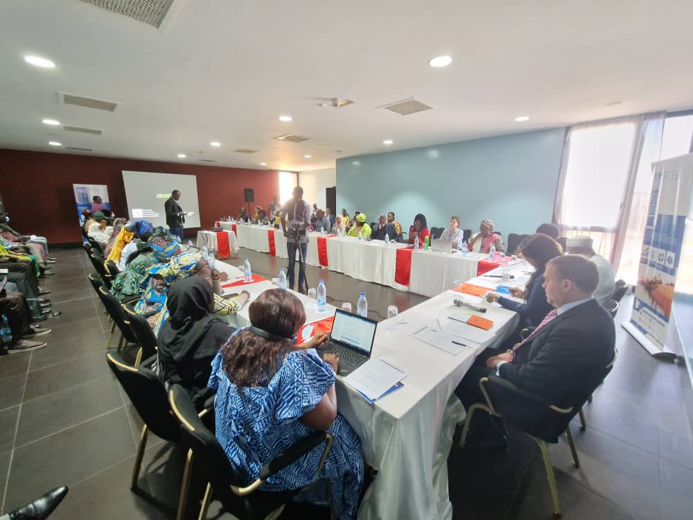 Participants at the round table.