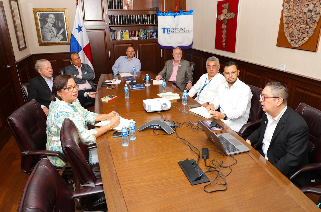 Meeting at the Electoral Tribunal of Panama.