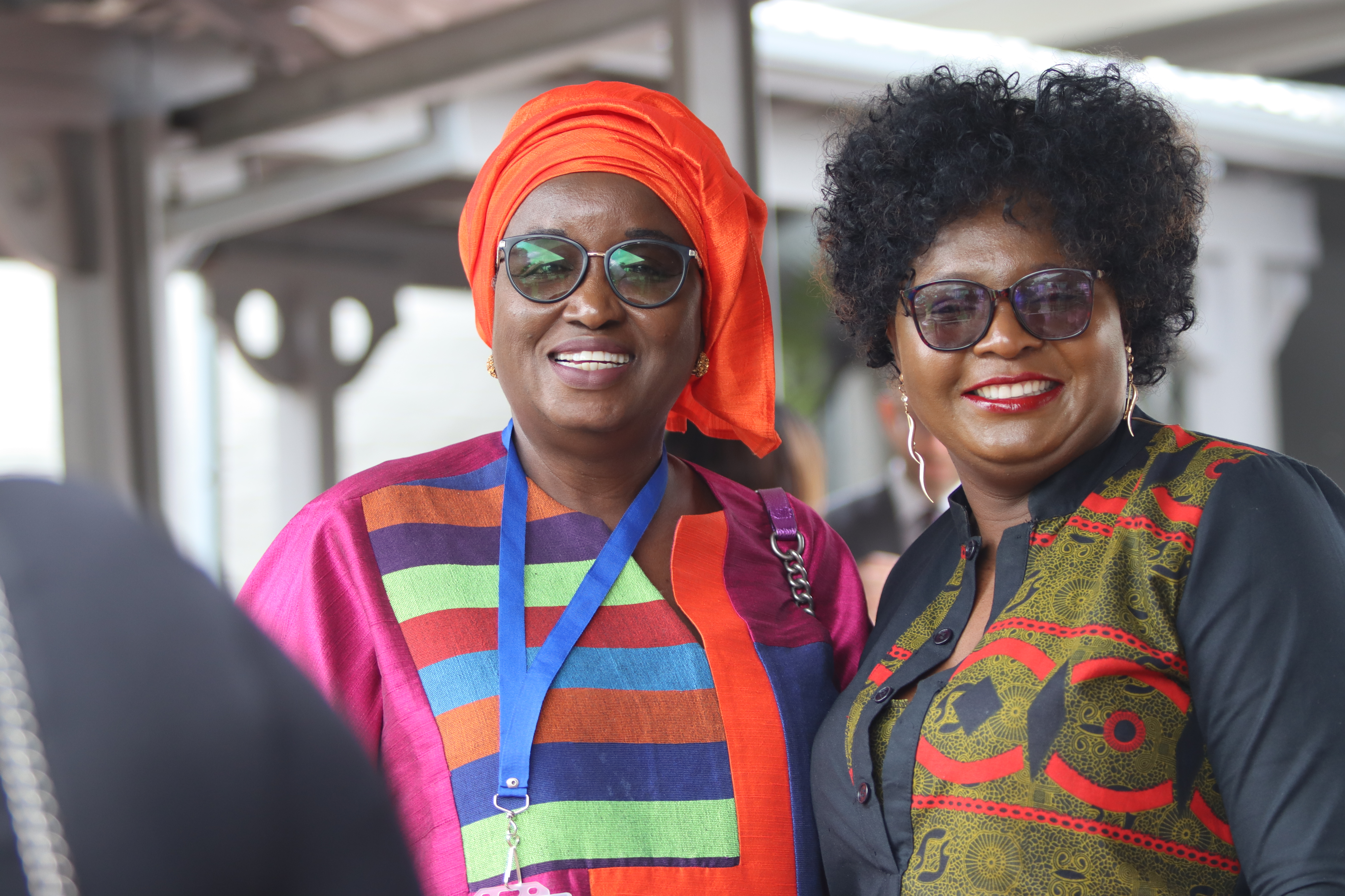 La Honorable Elene Tine (Senegal) y la Concejal Idirashe Dongo (Zimbabwe) comparten un momento durante una sesión de desarrollo de capacidades para mujeres políticas celebrada en Harare en octubre de 2023 y organizada por IDEA International y los socios del WPP de Zimbabwe.