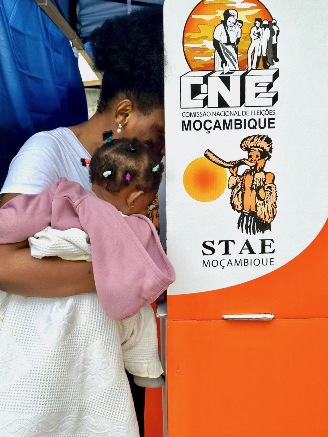 A woman in Mozambique voting in the 2023 municipal elections. Credit: International IDEA
