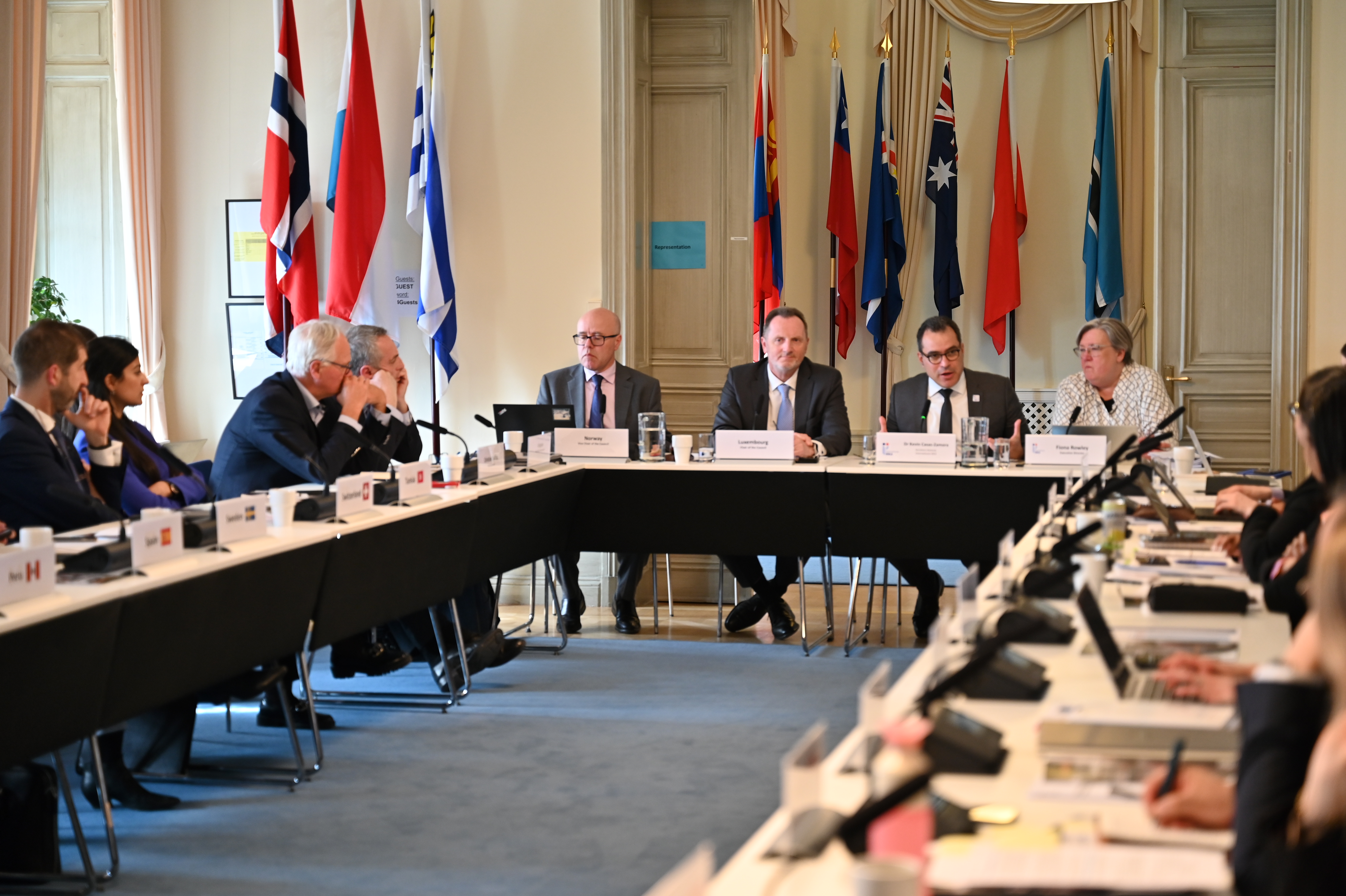 Henri Schumacher, embajador de Luxemburgo en Dinamarca, Suecia, Finlandia y Noruega, presidió la reunión del Consejo del 24 de abril de 2024