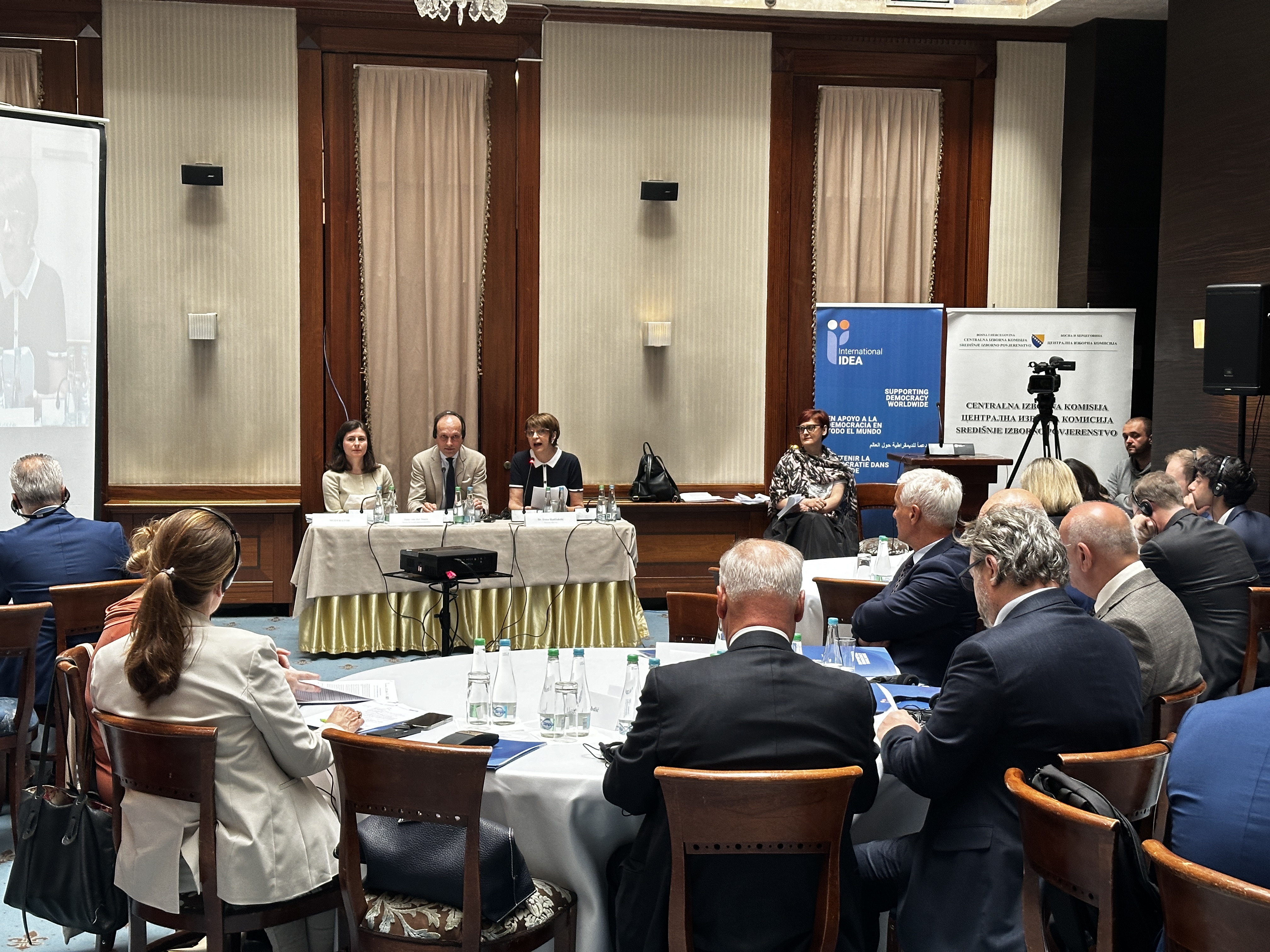 Meeting in Sarajevo, Election Management Bodies (EMBs) from the Western Balkans, alongside esteemed academics, and representatives from civil society organizations exchanged views on how to utilize Artificial Intelligence to boost the integrity and public trust in elections.  