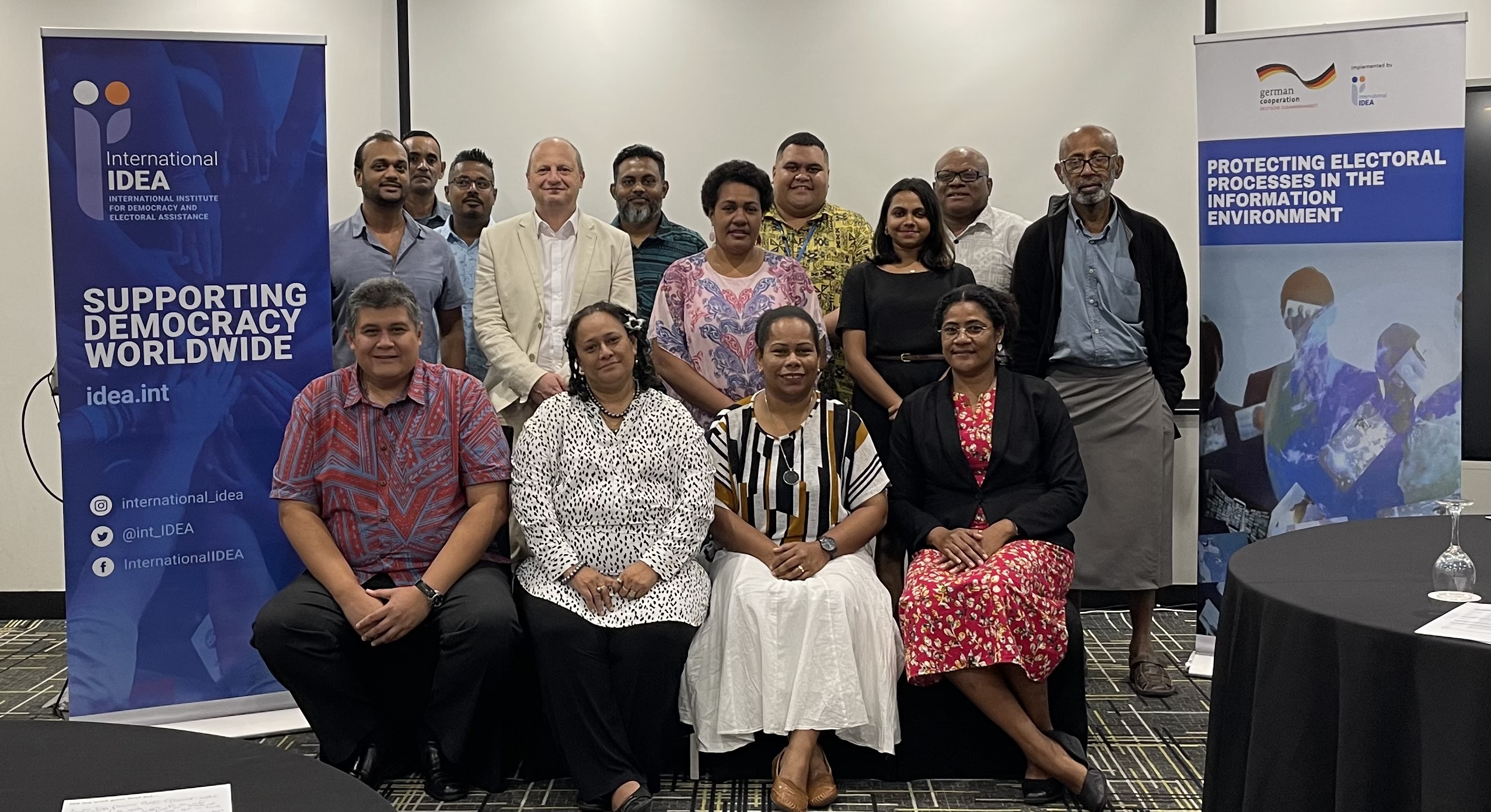 Participantes en el taller de dos días sobre la hoja de ruta sobre el entorno informativo en torno a las elecciones en Fiji.