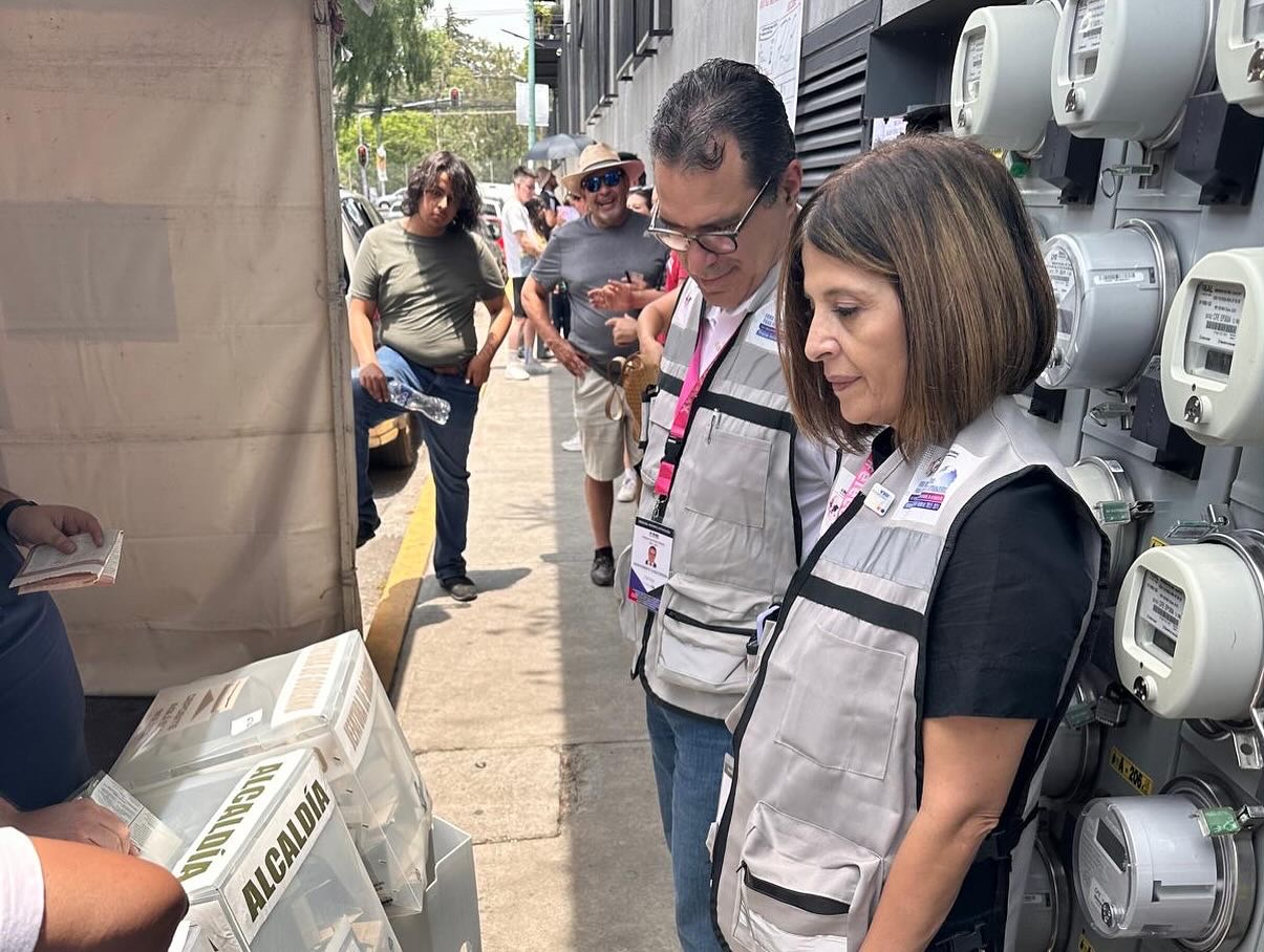 Secretary-General of International IDEA, Kevin Casas-Zamora, together with the Regional Director for Latin America and the Caribbean Marcela Ríos Tobar, visit a voting centre in Mexico City, during the general elections of 2 June 2024, as part of a team of international visitors who accompanied the National Electoral Institute. Photo: International IDEA/Luis Consuegra