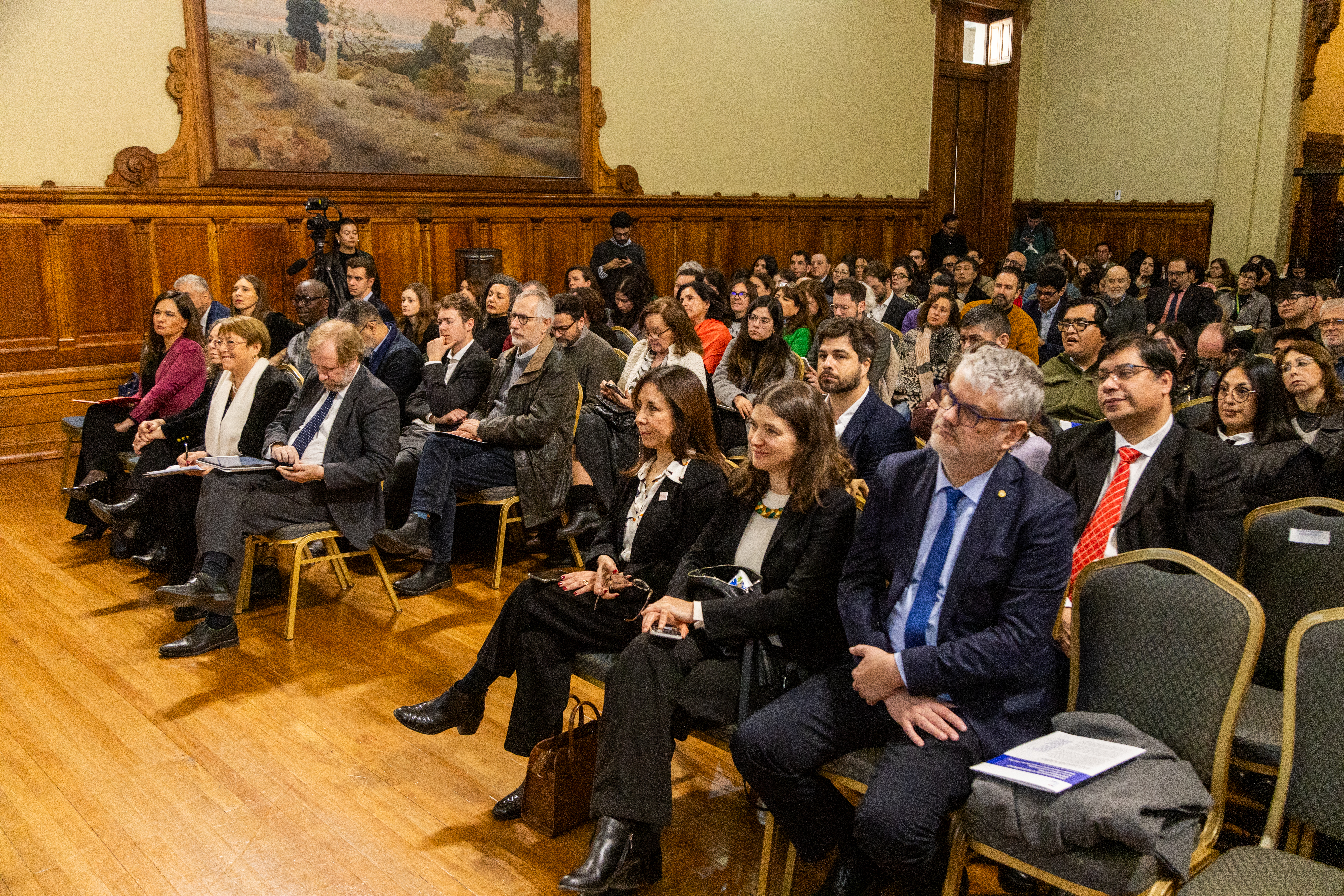 El encuentro se realizó en realizó en el Salón de Honor de la Pontificia Universidad Católica de Chile.