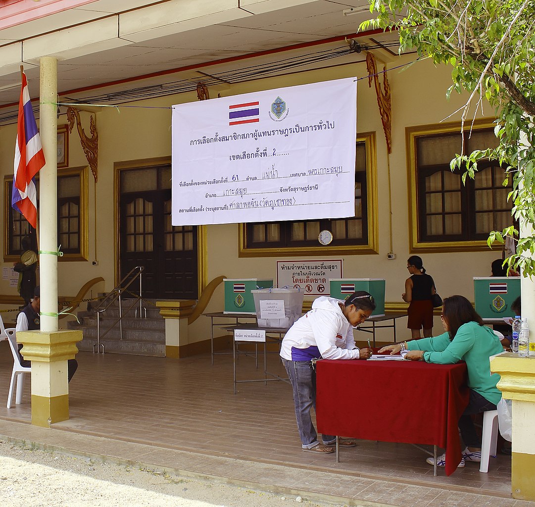 A voter at a polling station in Koh Samui participates in the Thailand general election in 2019. (Photo by Per Meistrup / CC-SA 4.0)