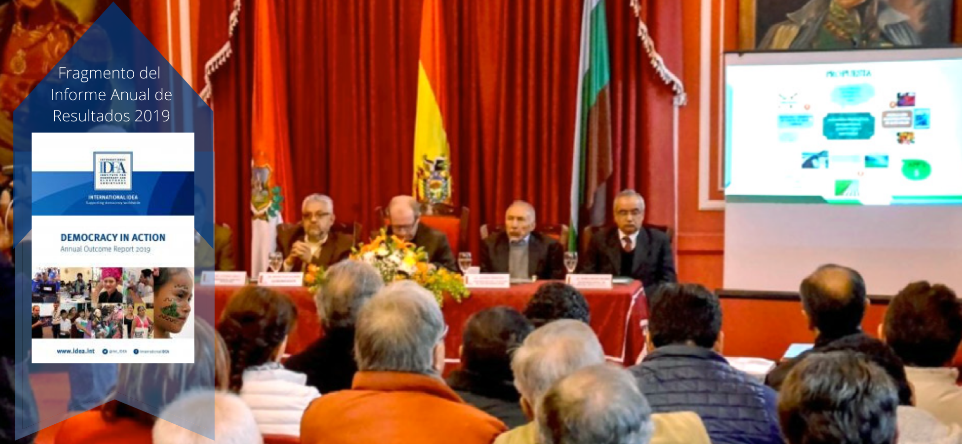 Panelistas y asistentes discutiendo el desarrollo en Tarija, en presencia del gobernador.