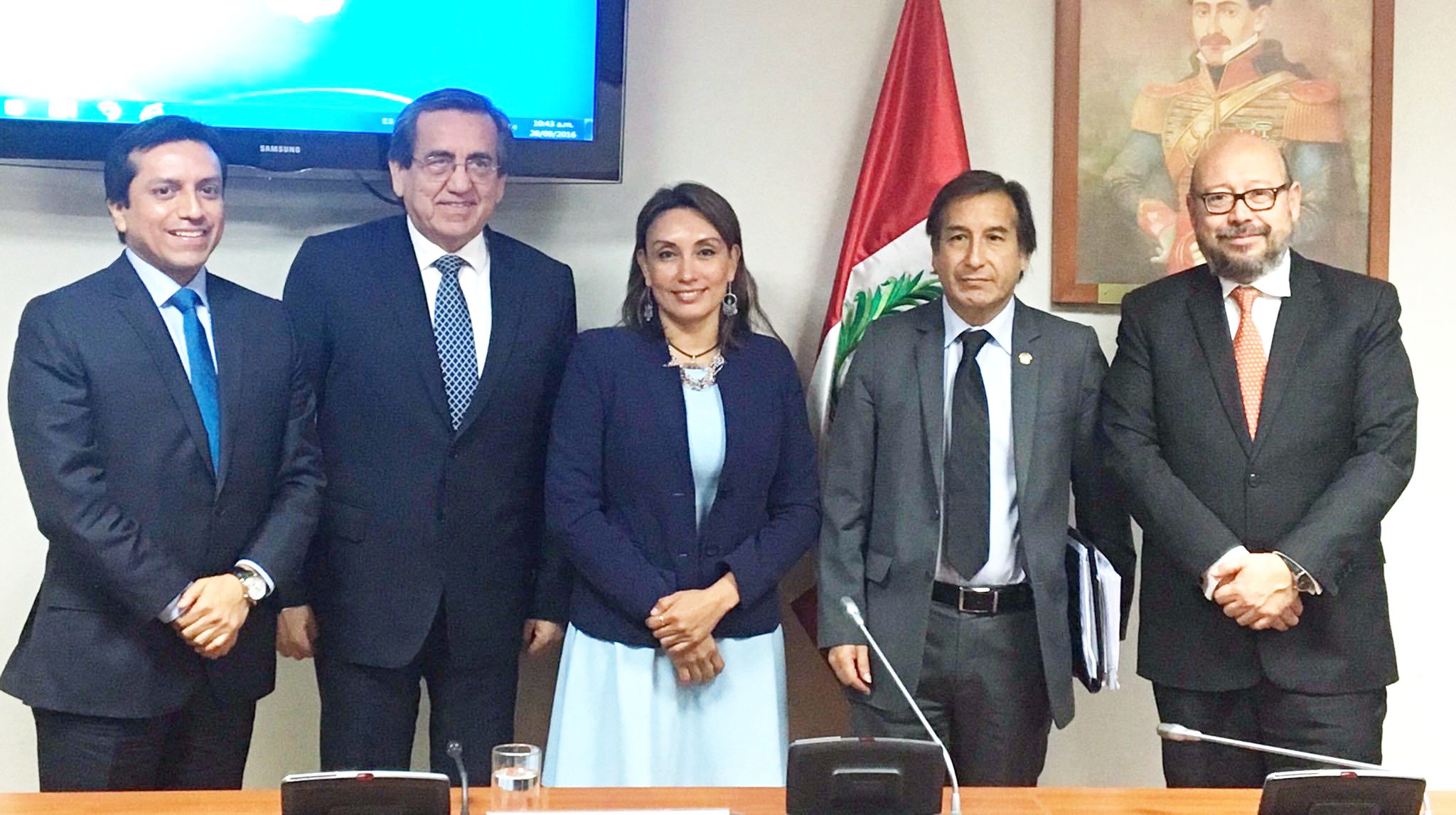 Grupo de trabajo multipartidario encargado de elaborar la propuesta de Reforma Electoral. De izquierda a derecha: Gilber Violeta (Peruanos Por el Kambio); Jorge del Castillo (Partido Aprista Peruano); Patricia Donayre (representante de Fuerza Popular y presidenta del grupo de trabajo); Mario Canzio (Frente Amplio); y Percy Medina, Jefe de Misión de IDEA Internacional Perú. Crédito foto: IDEA Internacional.