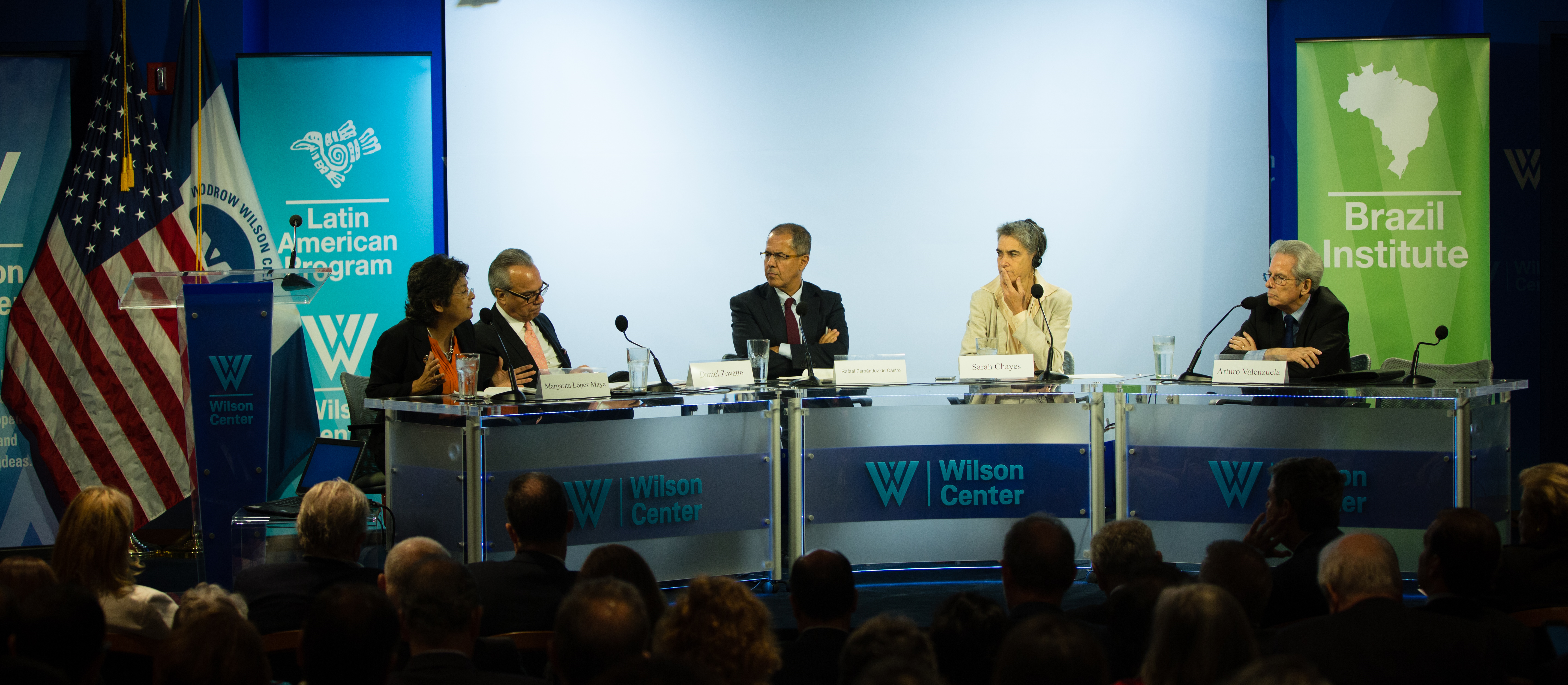 Dr Daniel Zovatto durante su exposición, a su derecha Margarita López Maya de la UCV; a su izquierda, Rafael Fernández de Castro del ITAM;  Sarah Chayes del Carnegie Endowment for International Peace  y Arturo Valenzuela del Covington & Burling.