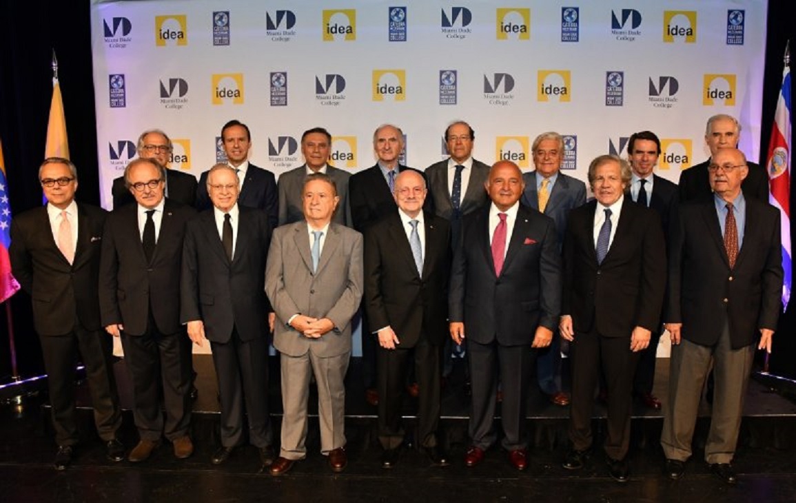 Dr Daniel Zovatto, Regional Director for Latin America and the Caribbean of International IDEA (far left), together with the group of former presidents and personalities who participated in the Second Presidential Dialogue: 'Towards the Reinvention of the Political Parties'.