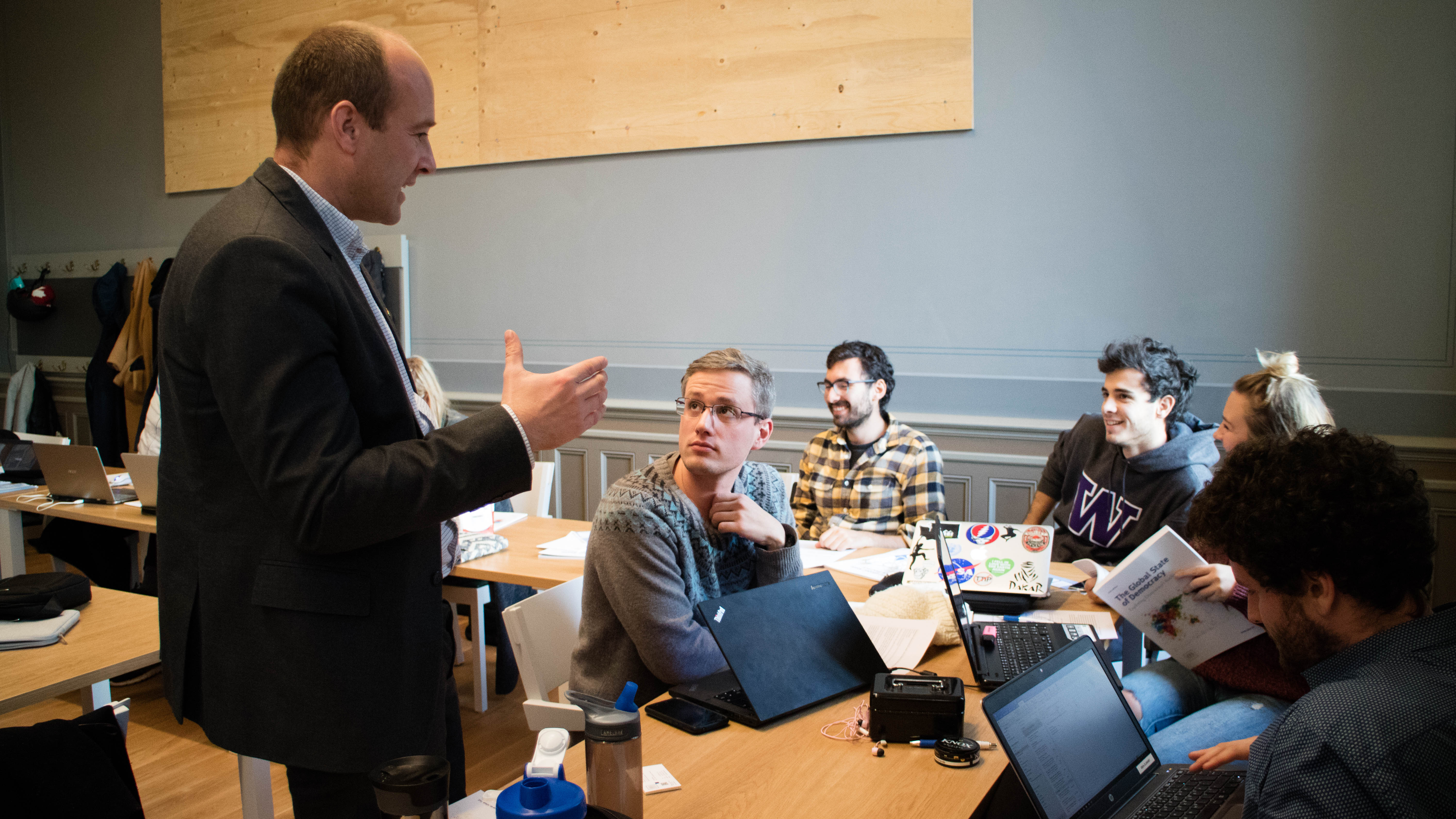 Professor Svend-Erik Skaaning discussing the GSoD Indicies with students at Uppsala University, 16 November. Image: International IDEA