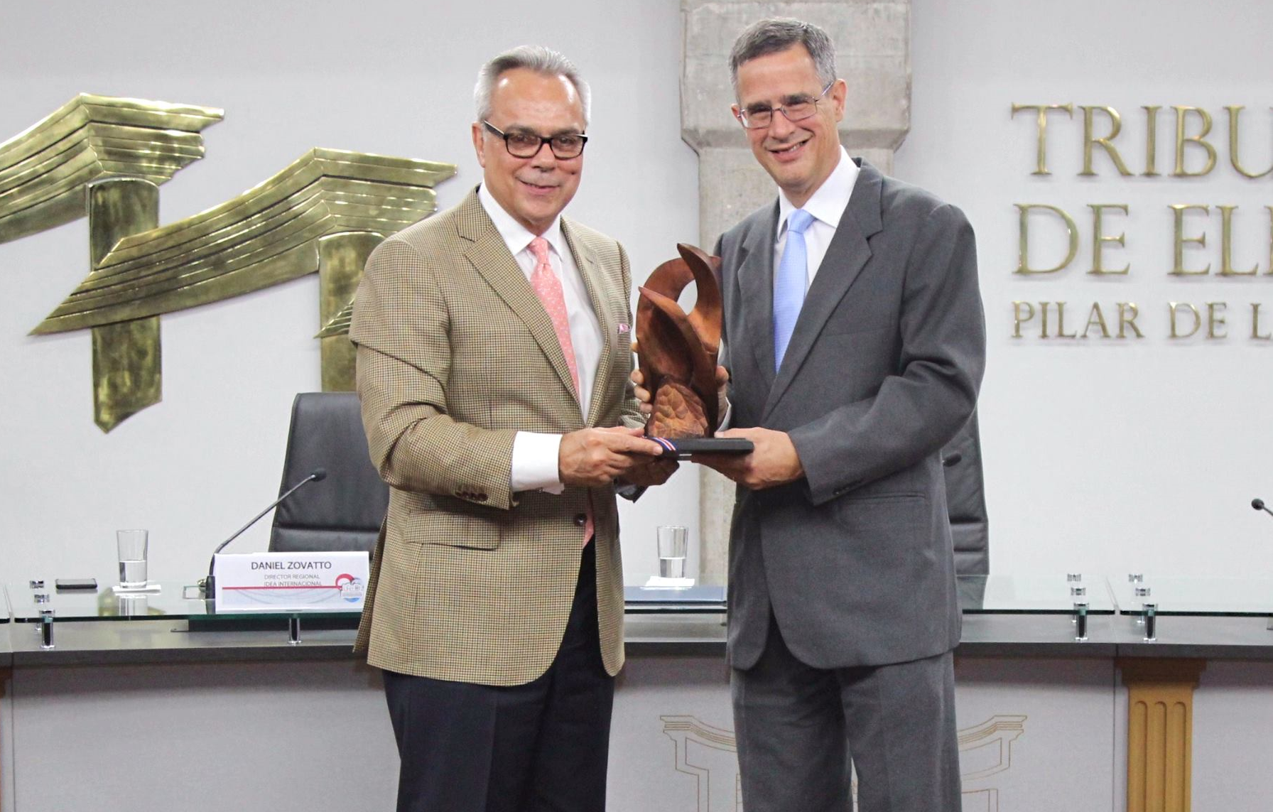 El Director Regional para América Latina y el Caribe, Dr. Daniel Zovatto, (lado izquierdo), recibe en nombre de IDEA Internacional el “Premio Cátedra de la Democracia”; hace entrega el Magistrado Presidente del TSE de Costa Rica, Luis Antonio Sobrado (lado derecho) (Crédito foto: TSE-Costa Rica)