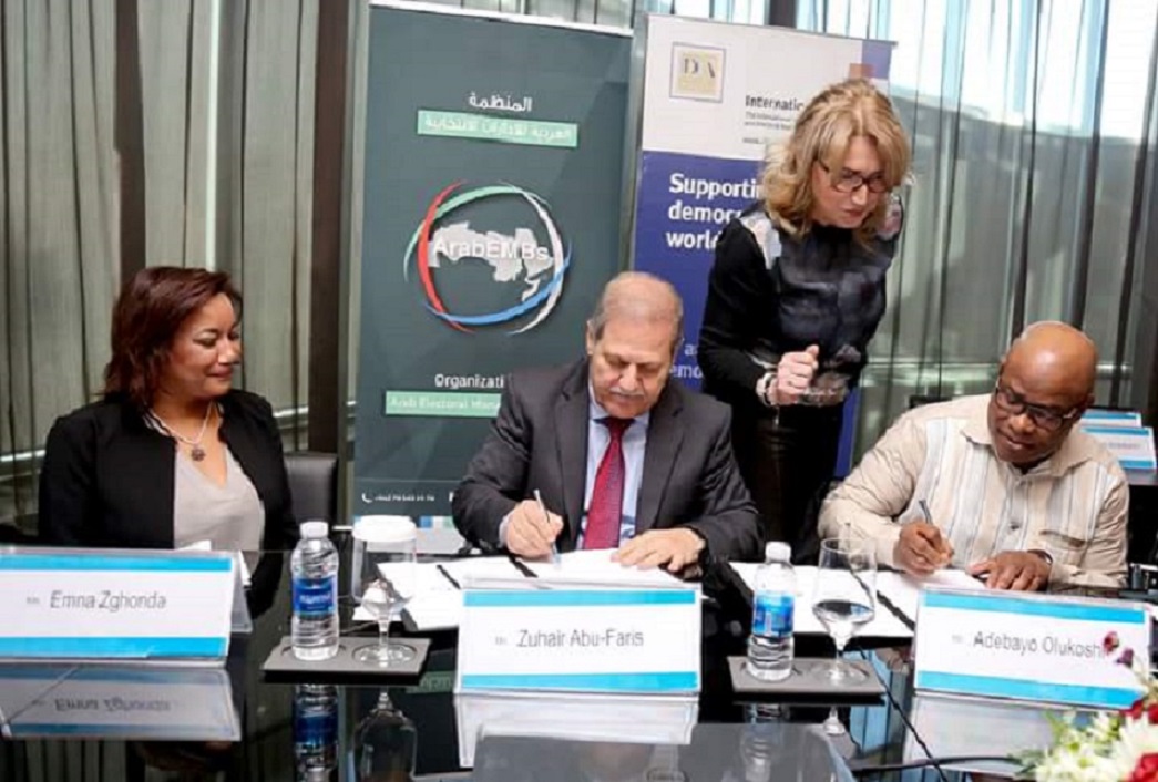 Signing the MoU between the Arab Electoral Management Bodies Organization and International IDEA. Photo credit: International IDEA.