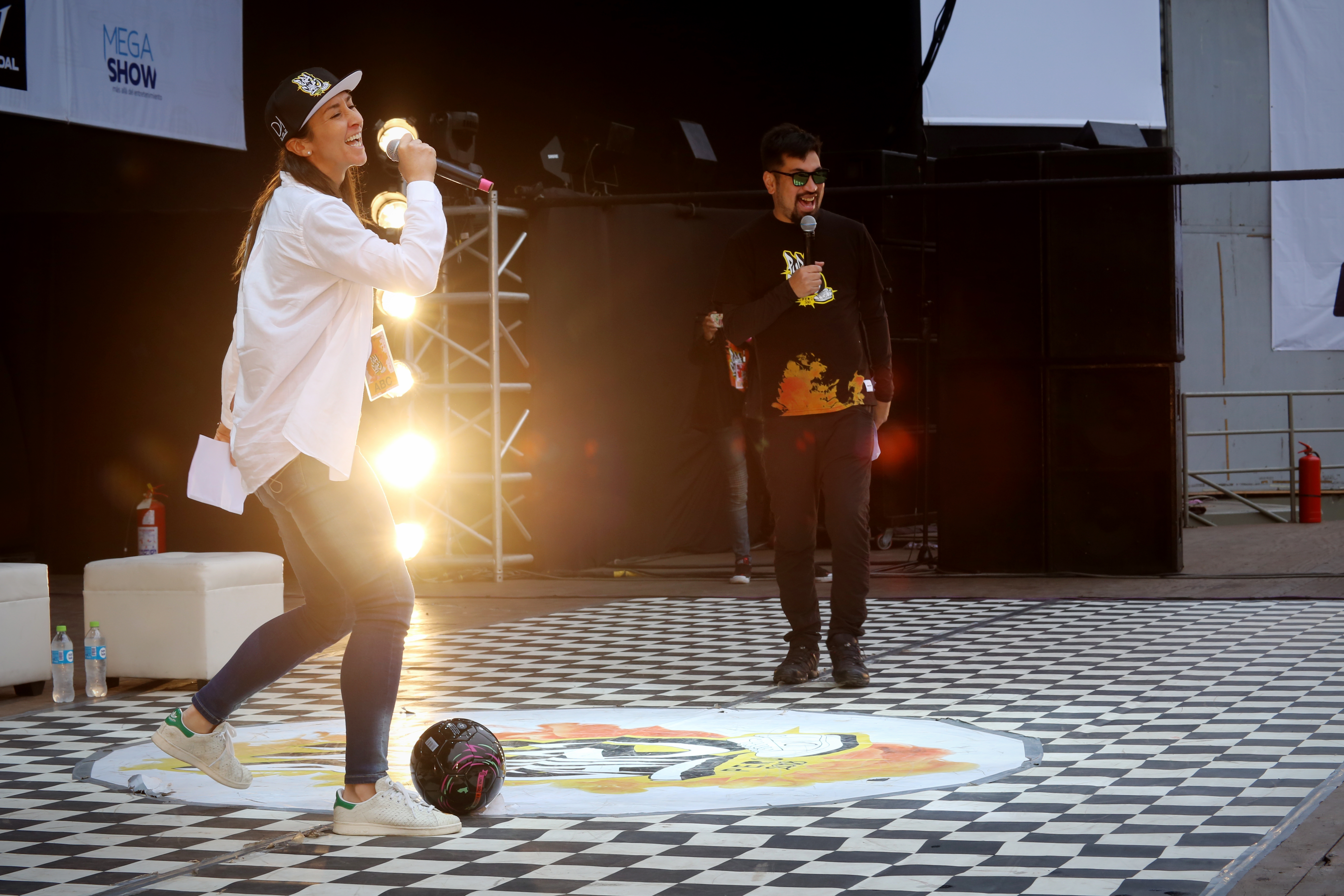 Vania Masías, founder of D1 Cultural Association, and Aldo Miyashiro, TV host and actor, were the hosts during the International Festival of Urban Cultures.