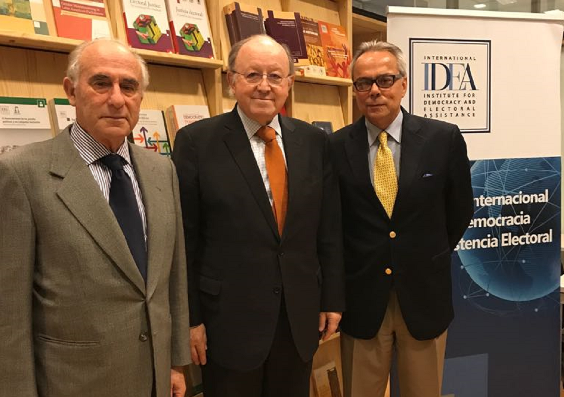 Ambassador of Peru, Hon. Mr Jorge Valdez (center) with Dr Daniel Zovatto, Regional Director-LAC (right), and Mr Sergio Bitar (left), at International IDEA´s regional headquarters in Chile. Photo credit: International IDEA.