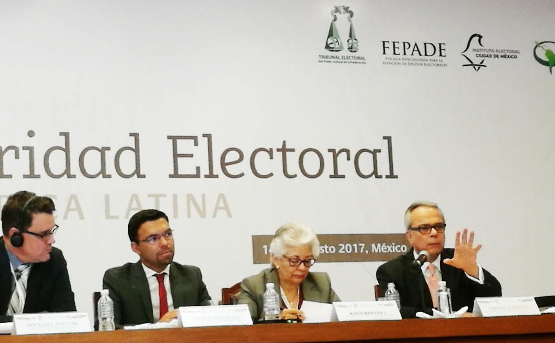 Panel de discusión sobre en la Conferencia sobre Integridad Electoral en América Latina realizado el 14 y 15 de agosto de 2017 en la Ciudad de México. De izquierda a derecha: Michael Svetlik, vicepresidente de la Fundación Internacional para Sistemas Electorales (IFES); Juan Pablo Pozo, presidente del Consejo Nacional Electoral de Ecuador; María Marván, presidenta de Transparencia México y Daniel Zovatto, director regional para América Latina y el Caribe de IDEA Internacional. Crédito: IDEA Internacional.