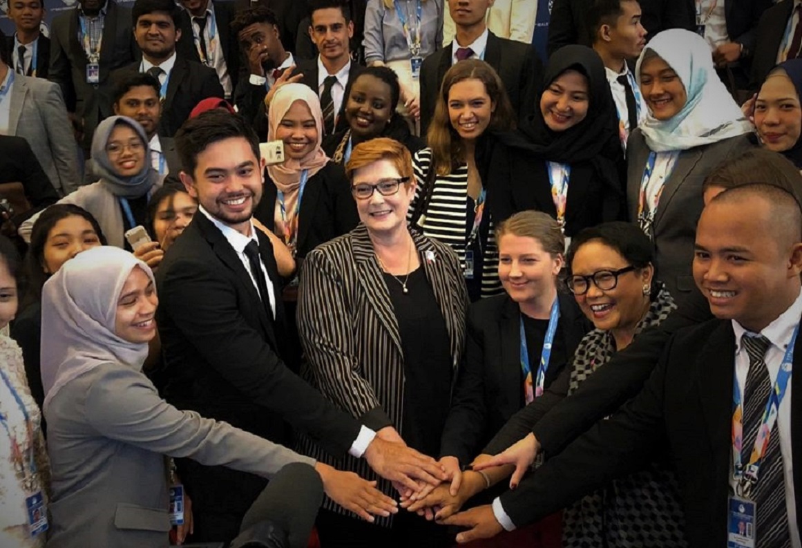 Australian MFA Marise Payne and Indonesian MFA Retno Marsudi with Bali Civil Society participants. Image credit: MFA Indonesia.