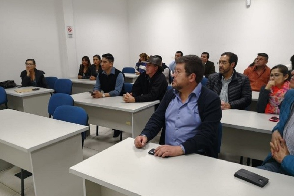 Autoridades departamentales y miembros del partido pol{itico UN, atendiendo a la presentaci{on de la propuesta de juventudes