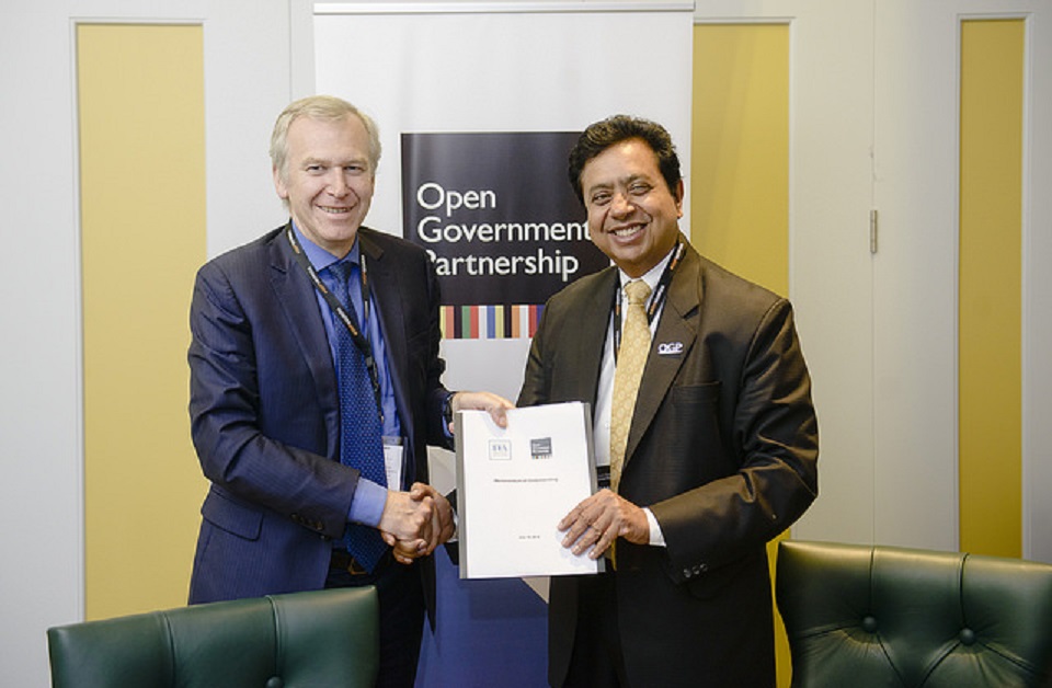 International IDEA Secretary-General Yves Leterme (left) and Open Government Partnership CEO Sanjay Pradhan following an MoU signing on 18 July 2018.  Photo credit: Open Government Partnership ( all rights reserved OGP).