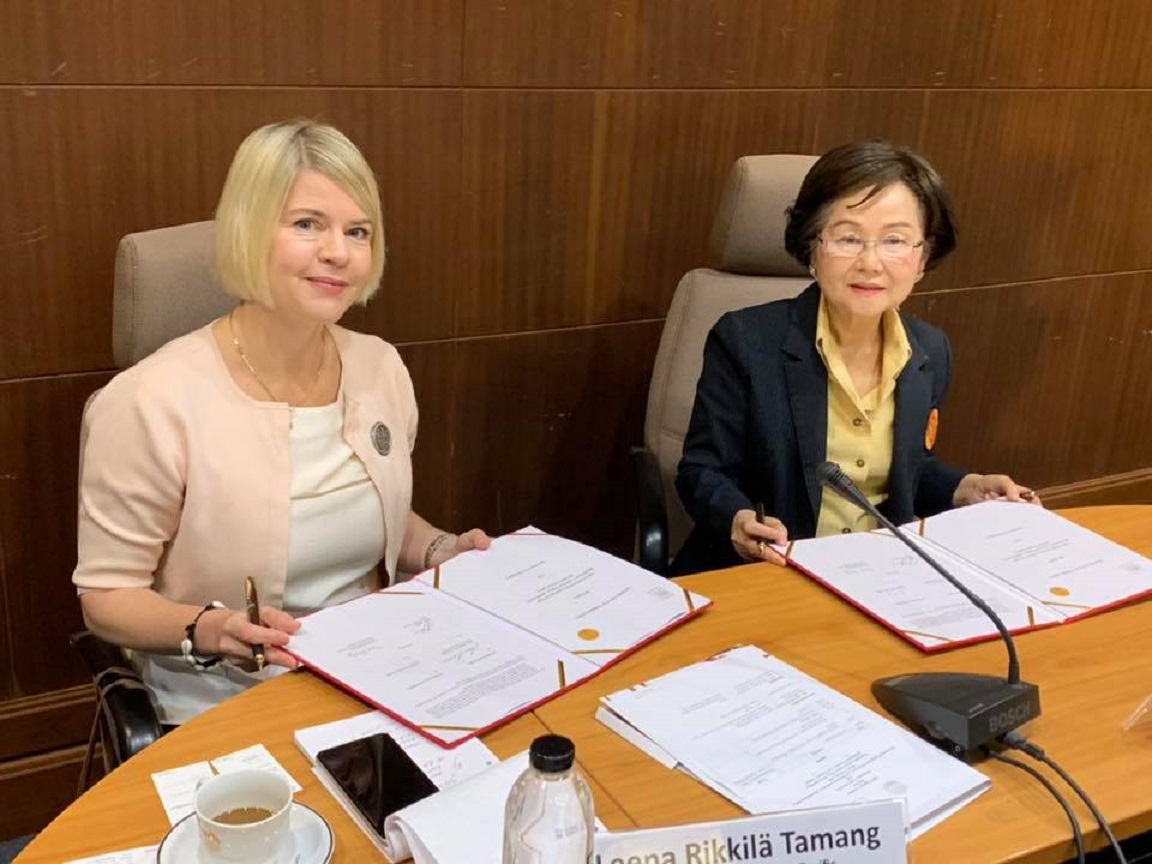 From left: Leena Rikkila Tamang and Gasinee Wittonchart sign the MoU. Image credit: International IDEA