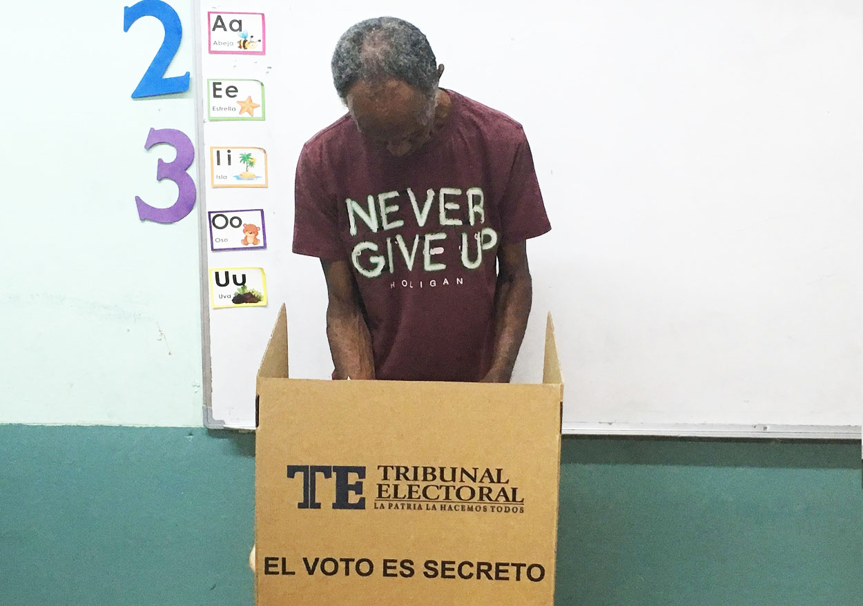 Elector emitiendo su voto el día de la elección. Foto: Miguel Angel Lara Otaola (IDEA Internacional)