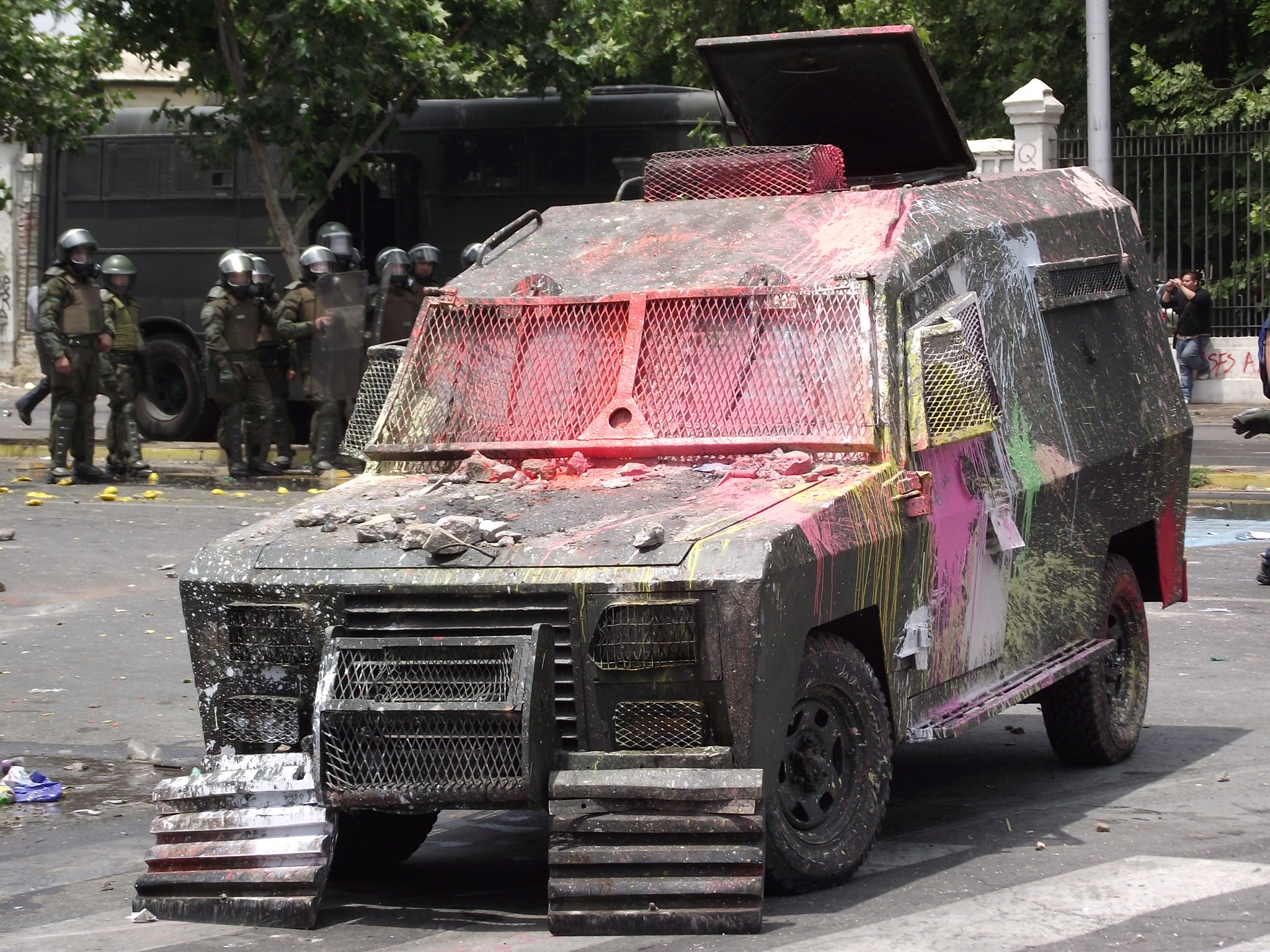 Vehiculo anti-motín transformado por los manifestantes
