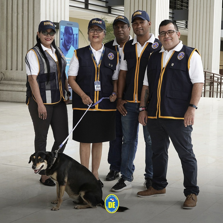 Rosy junto a trabajadores del tribunal electoral