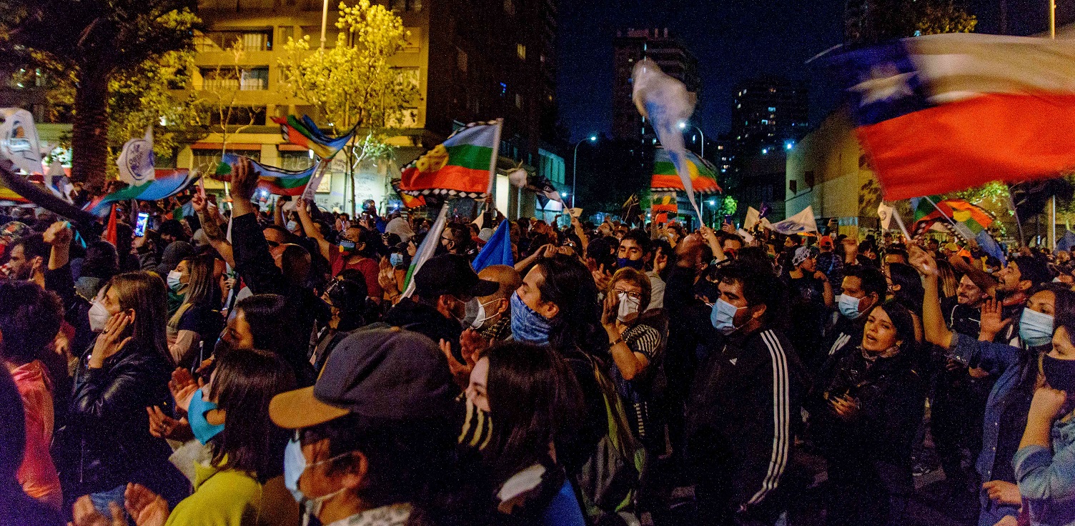 Chilenos en la calle durante manifestaciones nocturnas