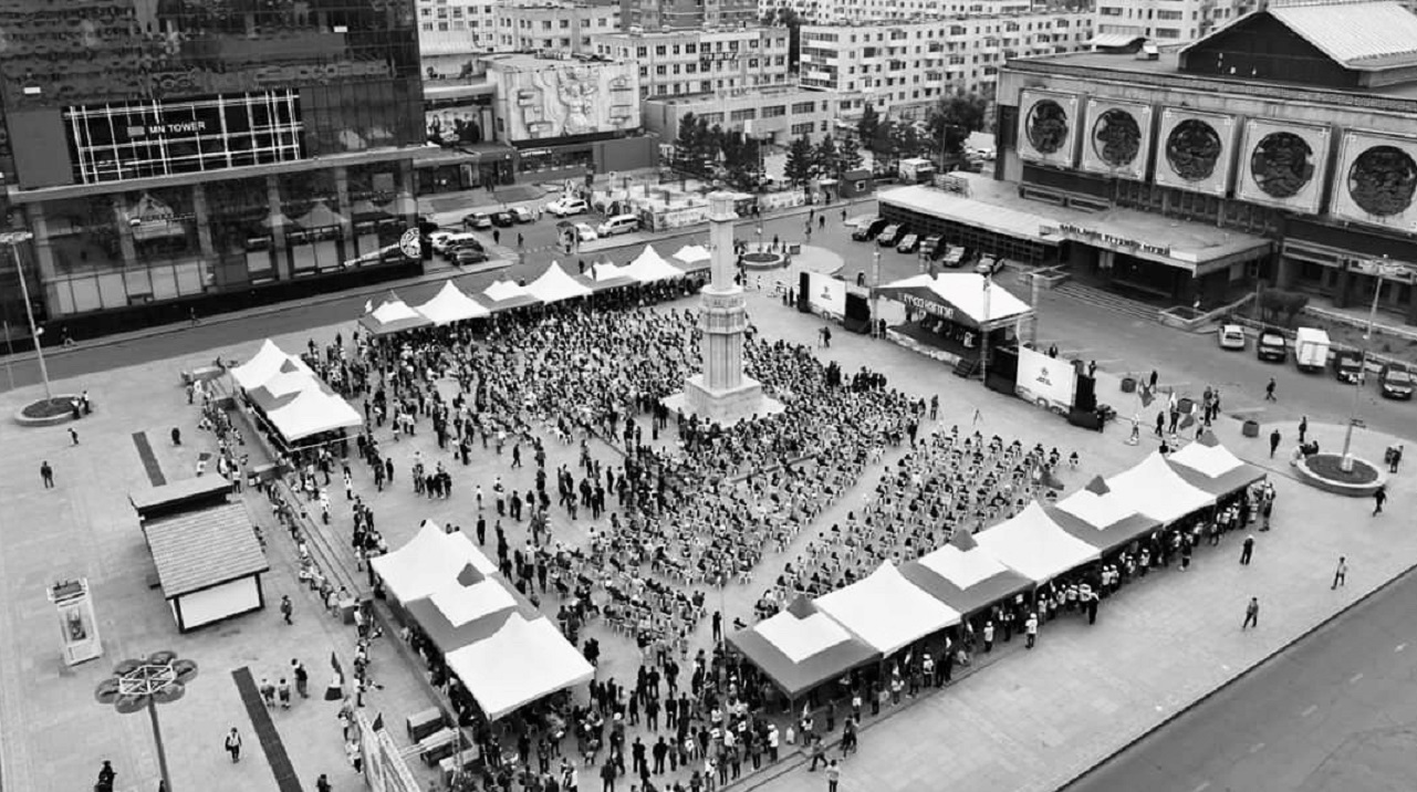 A COVID-19 election campaign rally at Independence Square in Ulaanbaatar. Image credit: twitter.com/@oddiinohin.