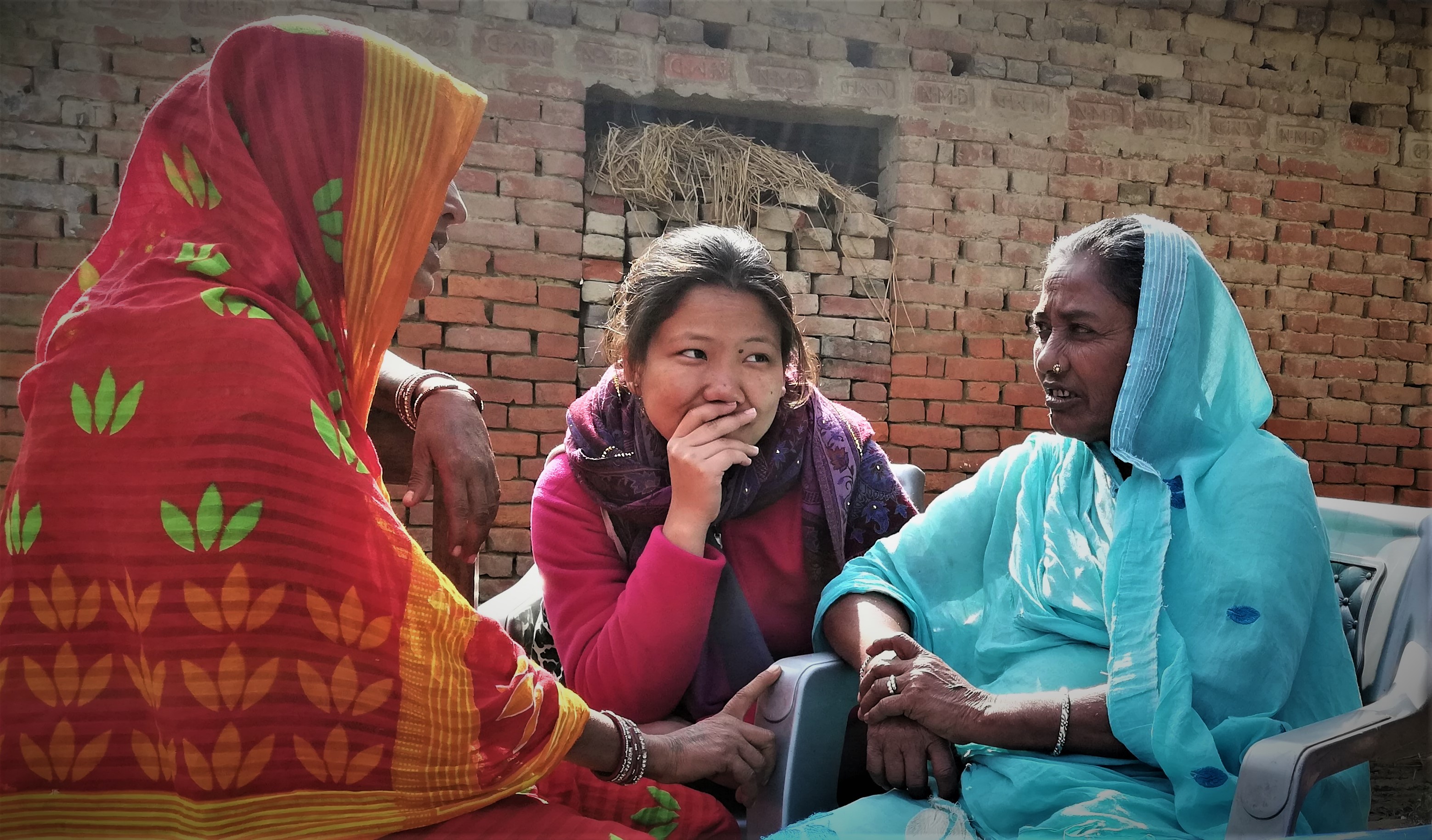 A Coherence Programme mentor talking to female Executive Members of Aurahi, rural municipality province. Credits of the image: International IDEA.