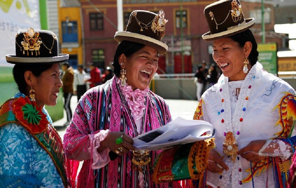 Mujeres bolivianas en trajes tradicionales