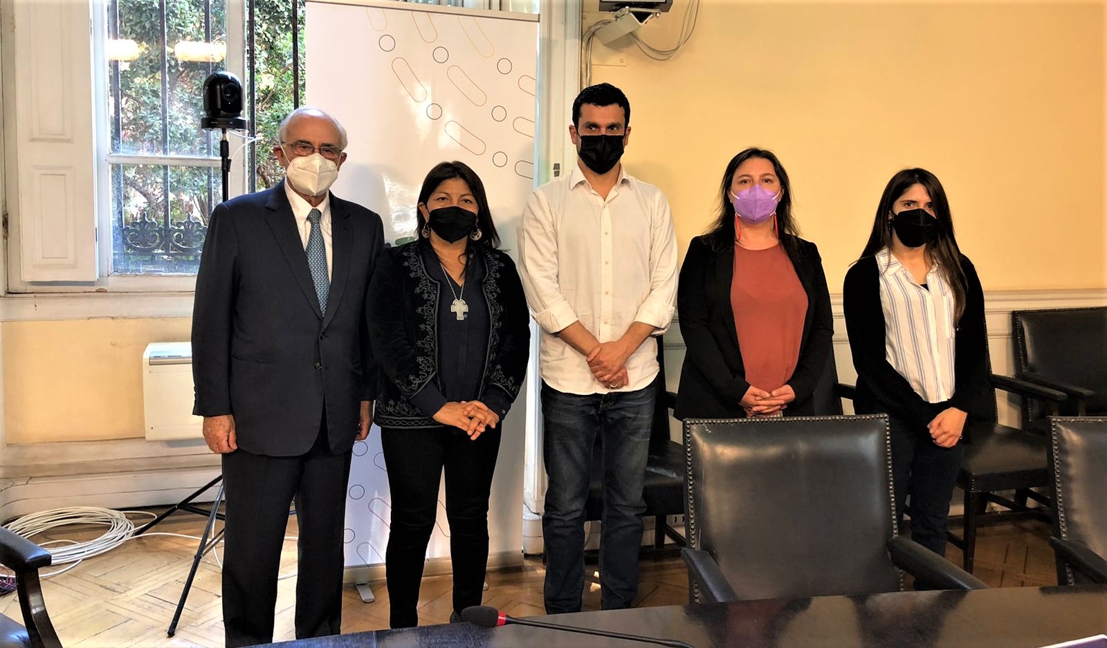 En la foto, Sergio Bitar (miembro del Directorio de IDEA Internacional), Elisa Loncon (Presidenta de la Convención Constitutional), Jaime Bassa (Vicepresidente de la Convención Constitucional), María Jaraquemada (Oficial de Programa de IDEA Internacional) y Renata Retamal (Consultora y asistente de IDEA International).