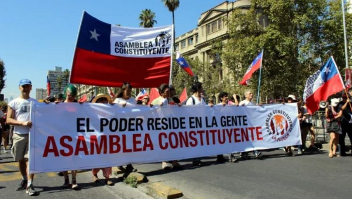 Chilenos se manifiestan en la calle a favor de la asamblea constitucional