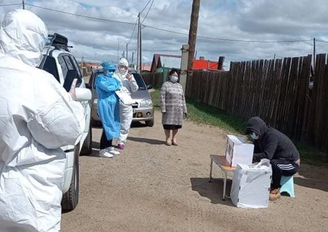 A voter in self-isolation casting his vote at a mobile voting facility. Image credit: twitter.com/@miigaasbntv