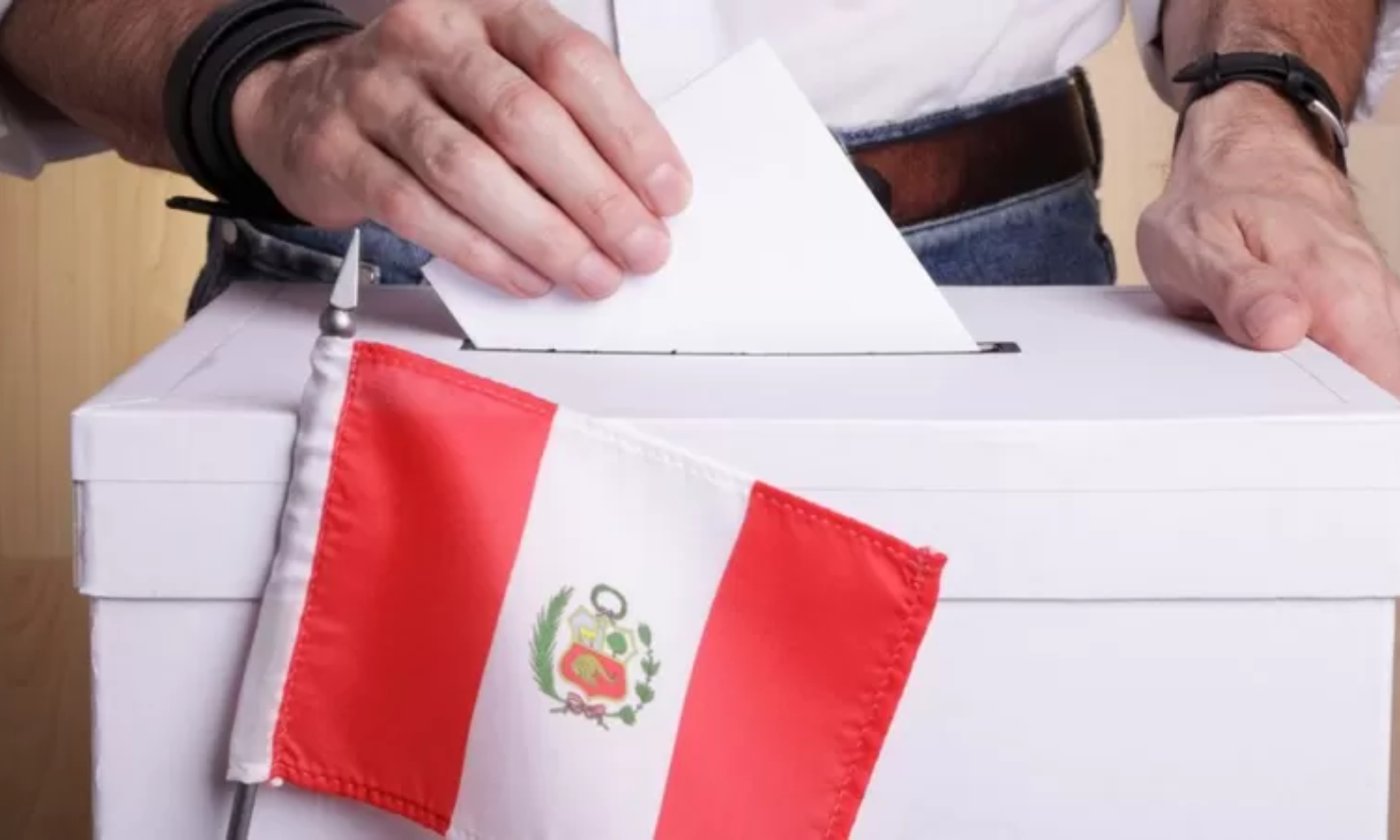 Urna de votacion y bandera de Perú