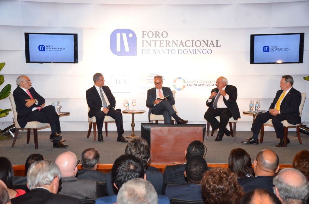 From left to right: Carlos Mesa, former president of Bolivia; Leonel Fernández, former president of the Dominican Republic; Dr. Daniel Zovatto, Regional Director of International IDEA; Ernesto Samper, former president of Colombia; Vinicio Cerezo, former president of Guatemala (Photo credit: Apolinar Moreno / FUNGLODE)