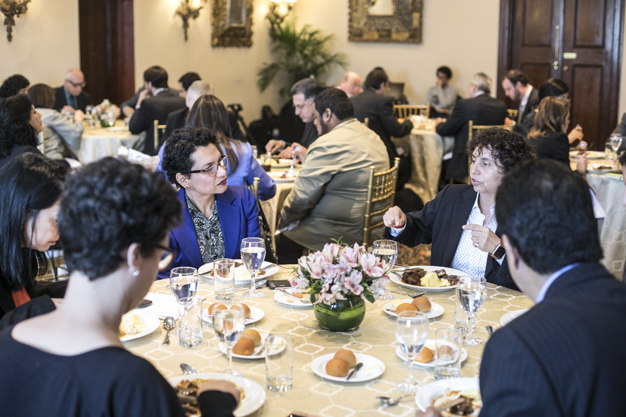 Lunch with participants at the IDEAthon in Lima, Peru on 20 November 2017. Photo credit: Yael Rojas. 