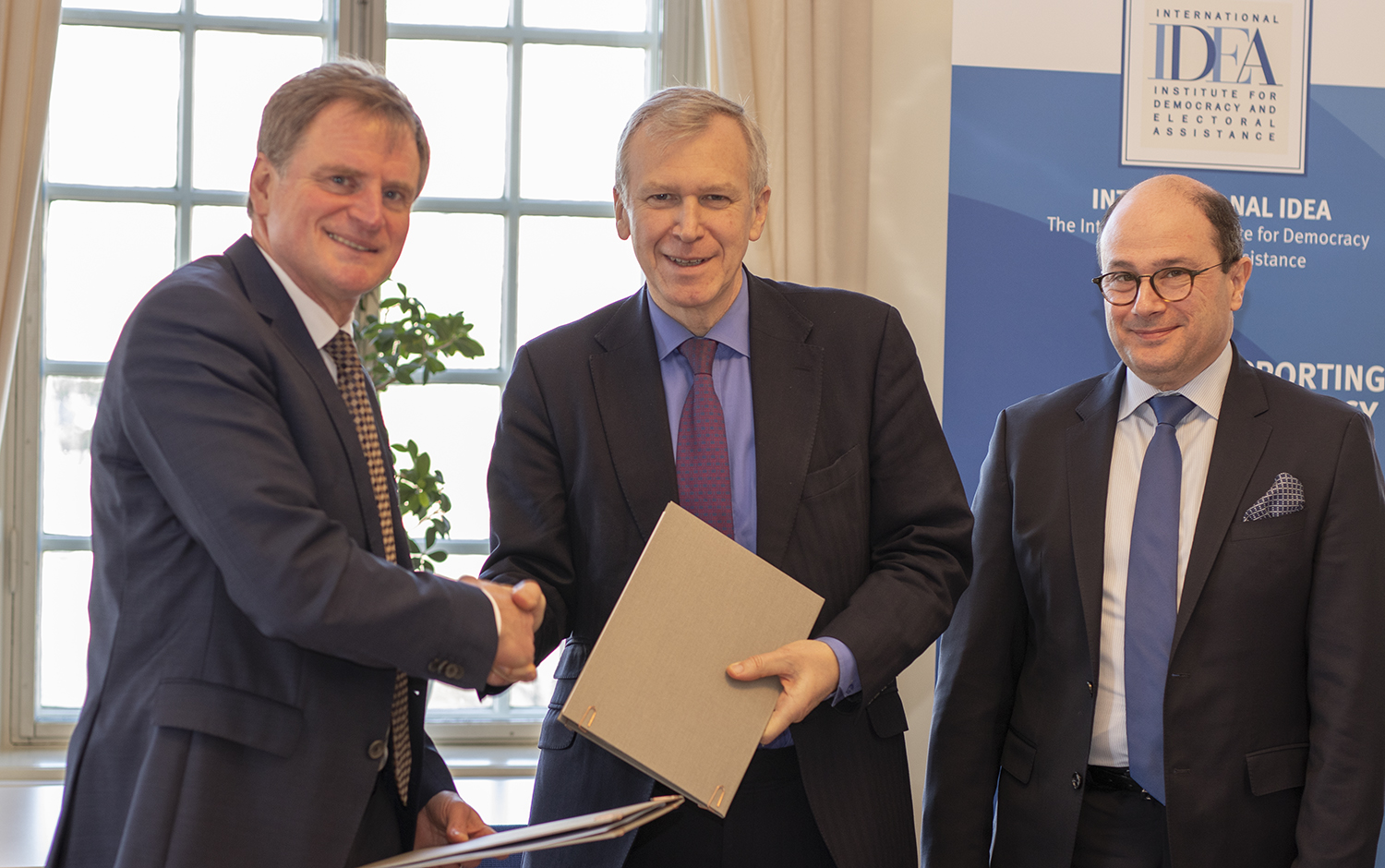 Signing ceremony involving the Secretary-General of International IDEA, Yves Leterme, the Charge d’Affaires at the Embassy of Germany to the Kingdom of Sweden, Manfred Schüeler, and the Ambassador of Republic of Tunisia to the Kingdom of Sweden, Ambassador Moez Mehdi Mahmoudi. Photo: Lisa Hagman | International IDEA