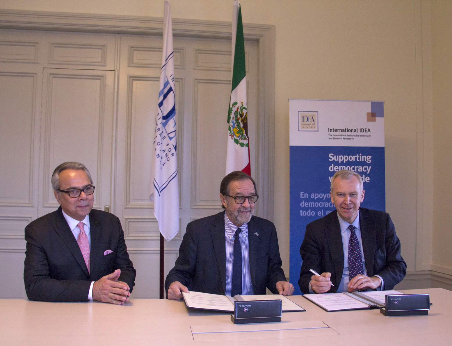 Desde la izquierda: Daniel Zovatto, Director Regional de IDEA Internacional para América Latina y el Caribe; Agustín Gasca Pliego, Embajador de México en Suecia; e Yves Leterme, Secretario General de IDEA Internacional en la ceremonia de firma entre México e IDEA Internacional el 10 de octubre de 2017.