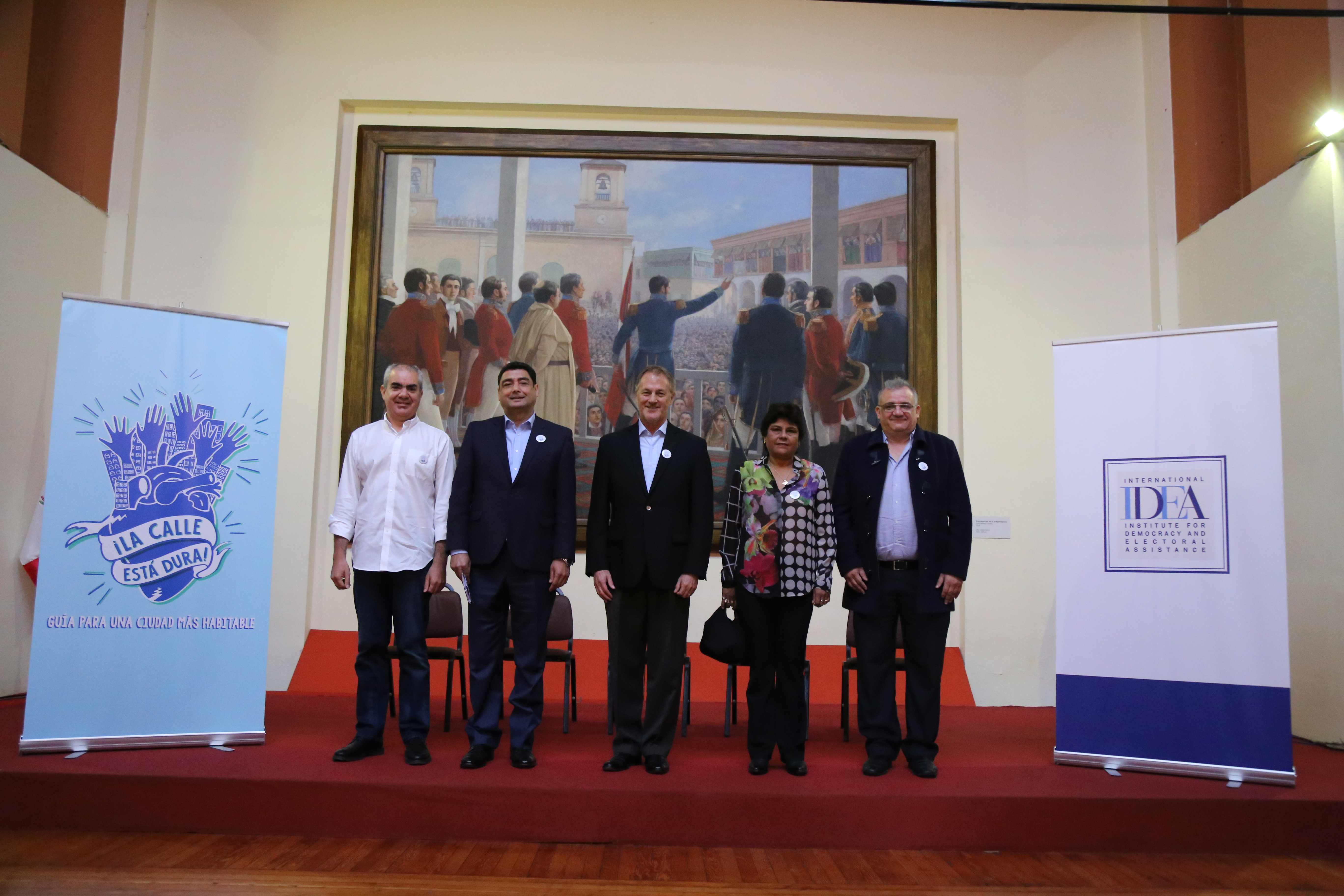 Candidates running for the position of Mayor of Lima arrived at the launch of the "Guide for a Livable City": Manuel Velarde, Jorge Villacorta, Jorge Muñoz, Norma Yarrow (representing candidate Renzo Reggiardo) and Gustavo Guerra García. Photo credit: International IDEA.