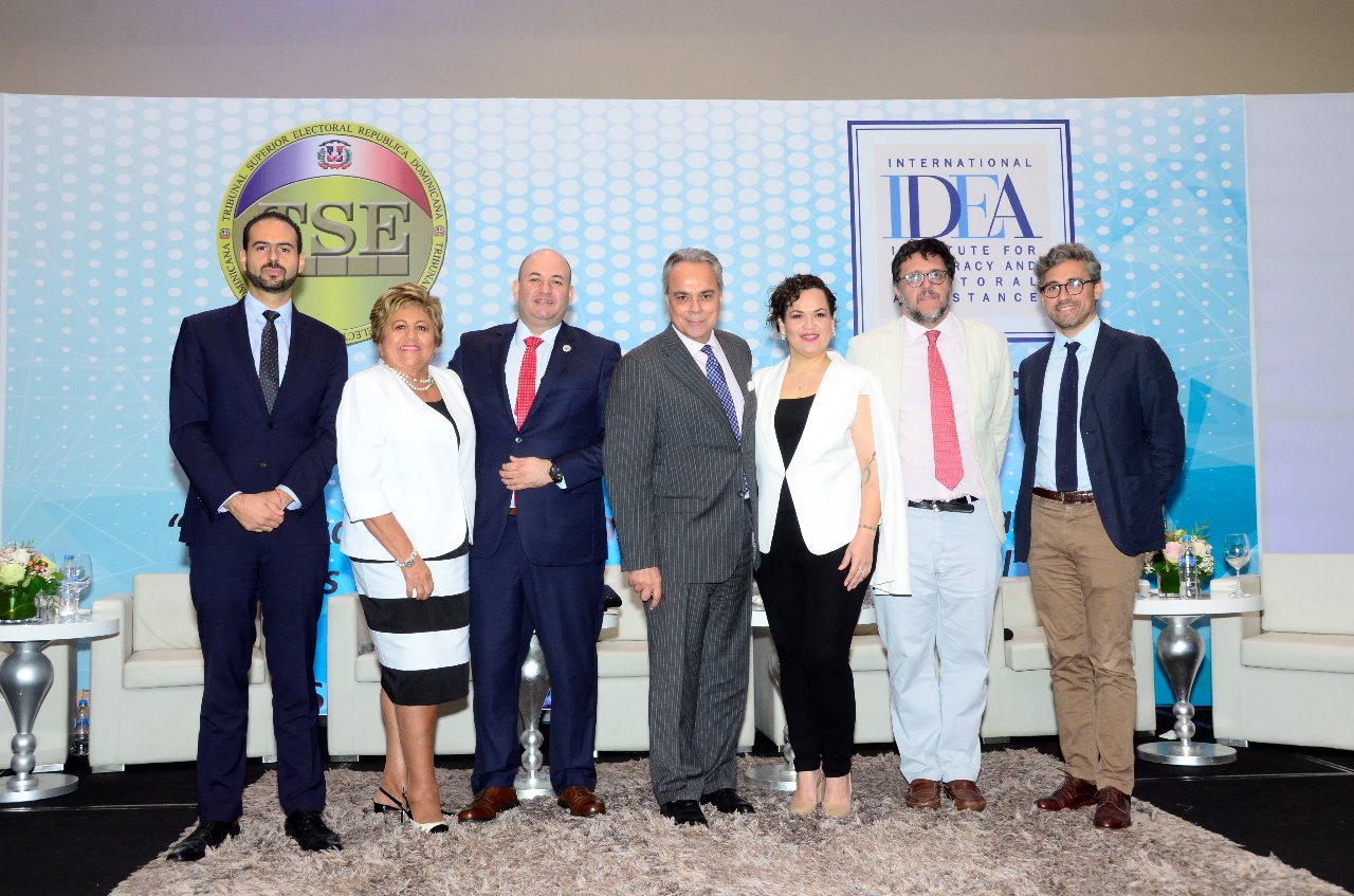 Left to right: Miguel Ángel Lara Otaola, International IDEA; María Elena Wapenka, Electoral Tribunal of Paraguay; Alfredo Juncá, Electoral Tribunal of Panama; Daniel Zovatto, International IDEA ; Liliana Elósegui, Verificado; Rafael Rubio, Universidad Complutense de Madrid, Spain; Ramiro Álvarez Ugarte, Universidad de Palermo, Argentina. Image credit: International IDEA.