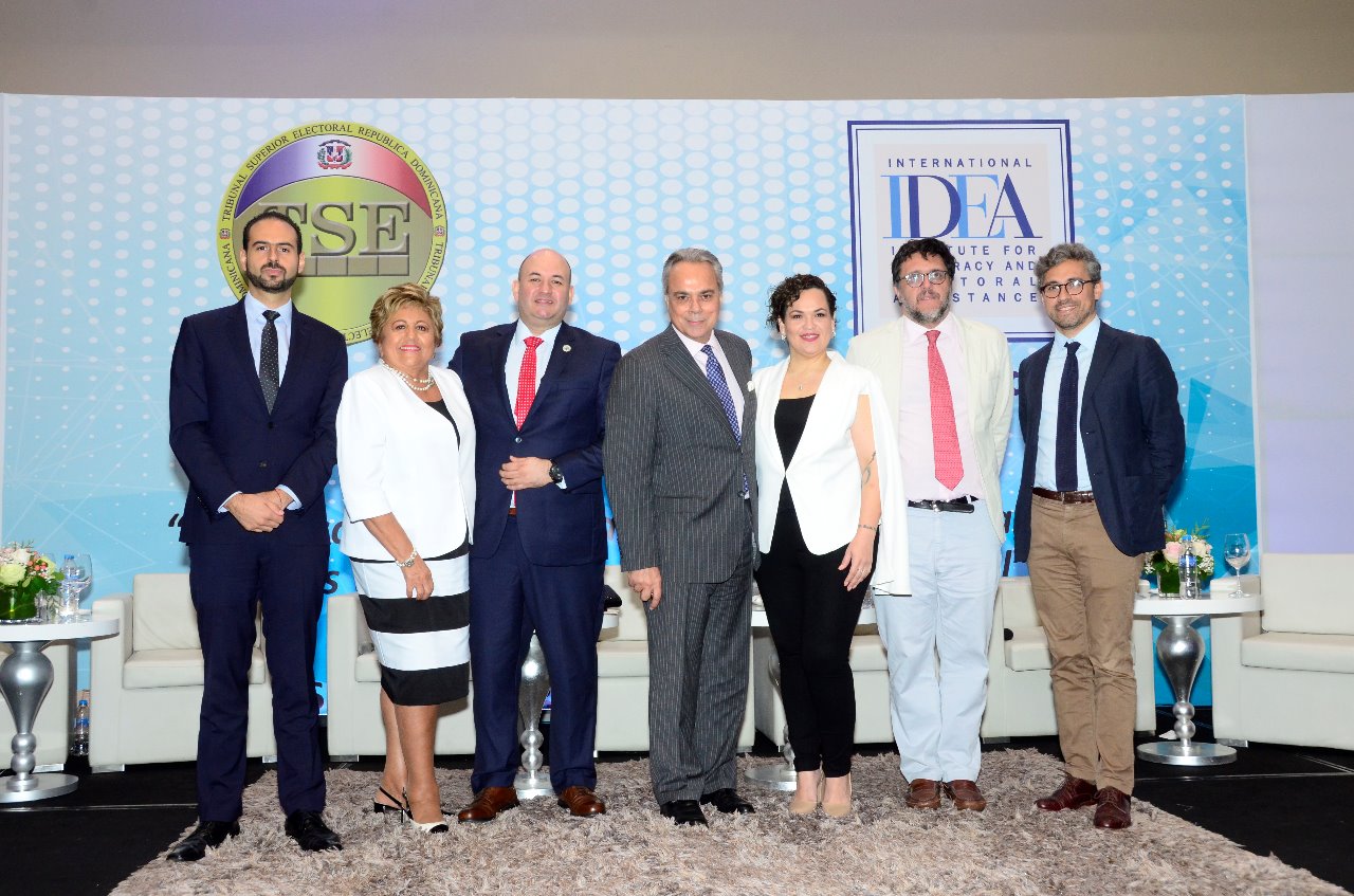 Left to right: Miguel Ángel Lara Otaola, International IDEA; María Elena Wapenka, Electoral Tribunal of Paraguay; Alfredo Juncá, Electoral Tribunal of Panama; Daniel Zovatto, International IDEA ; Liliana Elósegui, Verificado; Rafael Rubio, Universidad Complutense de Madrid, Spain; Ramiro Álvarez Ugarte, Universidad de Palermo, Argentina. Image credit: International IDEA.