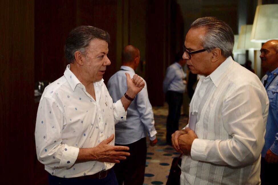 El Presidente de Colombia y Premio Nobel de la Paz Juan Manuel Santos, junto con Daniel Zovatto
