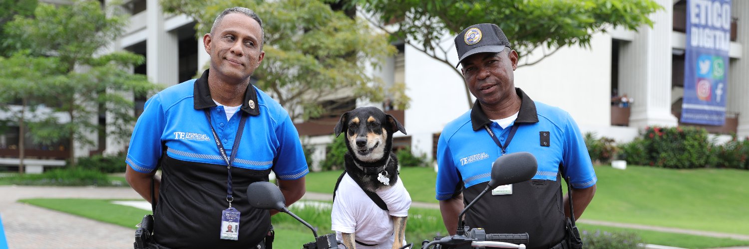 The dog Rosy with the security personnel of the Electoral Tribunal of the Republic of Panama.