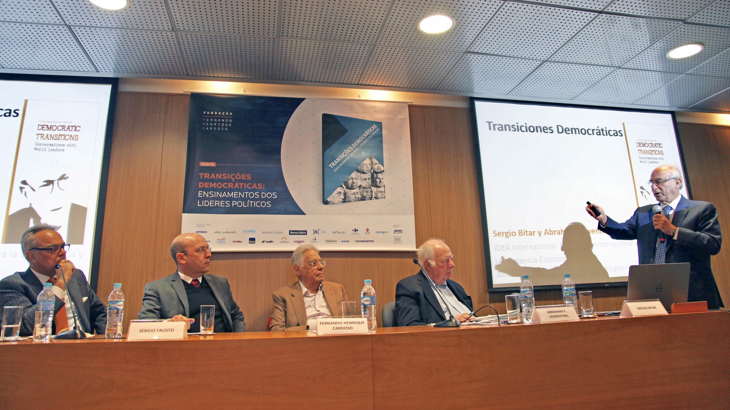 Izq.a der.: Director para America Latina y el Caribe de IDEA Internacional, Dr. Daniel Zovatto; Director Ejecutivo Fundación Fernando Henrique Cardoso, Sergio Fausto; Ex Presidente de Brasil, Fernando Henrique Cardoso; profesor emérito de Ralaciones Internacionales de la Universidad de Southern California, Dr. Abraham Lowenthal; Vicepresidente del Consejo Asesor de IDEA Internacional, Sergio Bitar