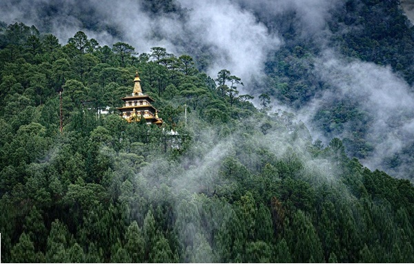 a castle in the middile of a mountain
